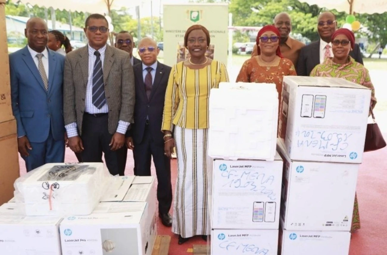 Image de Études/Devoirs. Le gouvernement ivoirien, dans le cadre de sa stratégie pour renforcer et améliorer la qualité de l'éducation, a démontré son engagement envers les établissements d'enseignement en fournissant des moyens techniques indispensables. Un Vent d'Innovation Souffle sur l'Éducation Ivoirienne Les structures éducatives déconcentrées ont bénéficié d'une subvention sous forme d'équipements techniques, faisant écho à l'engagement du gouvernement en faveur d'une éducation transformatrice et de qualité. Mme Mariatou Koné, ministre de l'Éducation Nationale et de l'Alphabétisation, a officiellement remis ces équipements techniques, qui ont une valeur impressionnante de 3 milliards de Francs CFA. Cette généreuse contribution vise à appuyer activement les institutions éducatives dans leur quête d'une éducation ivoirienne de qualité. Ces moyens techniques, judicieusement choisis, comprennent divers équipements dont des ordinateurs, des duplicopieurs et des photocopieurs, répondant ainsi aux besoins variés des institutions éducatives. Un Soutien Renforcé Pour cette Année Scolaire Dans le sillage de ce généreux geste, un montant additionnel de 5 milliards de Francs CFA a été alloué à ces structures pour l'année scolaire 2023-2024 afin d'assurer leur bon fonctionnement. Dans le cours de la cérémonie, la ministre a exprimé sa gratitude envers les faîtières syndicales qui, selon elle, ont résolument choisi d'accompagner le gouvernement dans leur engagement envers l'éducation. Finalement, ce geste significatif du gouvernement ivoirien ne fait que souligner le rôle crucial de l'éducation dans le développement du pays. Cependant, une question demeure : est-ce que l'investissement dans la technologie est la clé pour résoudre les défis auxquels l'éducation en Côte d'Ivoire est confrontée ?