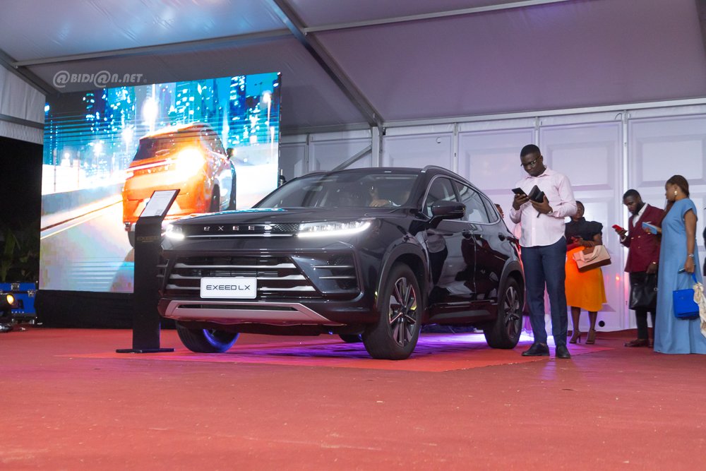 Image de Discussions Voitures. Le 16 mai 2024, Abidjan a été le théâtre d'un événement majeur pour le secteur automobile en Côte d'Ivoire. IVOIREMOTOR, acteur incontournable du marché depuis trois décennies, a présenté sa nouvelle marque de véhicules, Exeed, devant un public composé de nombreuses personnalités et de passionnés de l'automobile. Ce lancement marque un tournant pour l'entreprise, qui ambitionne de se positionner dans le segment premium avec une gamme de modèles alliant technologie de pointe et raffinement. Une soirée de lancement grandiose à Abidjan La cérémonie de lancement de la marque Exeed s'est déroulée dans une atmosphère de grand prestige, témoignant de l'importance de cet événement pour IVOIREMOTOR et pour l'industrie automobile en Côte d'Ivoire. En présence de dignitaires, de partenaires commerciaux et de représentants des médias, le lancement a mis en avant l'innovation et l'élégance des nouveaux modèles. Sébastien Baise, le directeur général de IVOIREMOTOR, a pris la parole pour présenter la vision derrière Exeed et l'engagement de l'entreprise envers l'excellence. Sébastien Baise a exprimé avec enthousiasme les ambitions de la marque Exeed. « Avec l'arrivée de Exeed, nous poursuivons notre développement. Cette marque s'inscrit dans un positionnement premium. C'est la haute technologie conçue avec des matériaux les plus raffinés », a-t-il déclaré. M. Baise a également souligné l'importance du service après-vente, affirmant que l'objectif principal de l'entreprise est de garantir une satisfaction totale à ses clients. Exeed : Une gamme de modèles innovants La marque Exeed se distingue par une gamme de quatre modèles conçus pour répondre aux divers besoins des consommateurs. Chaque modèle allie confort, performance et technologie de pointe. - Exeed VX : Un véhicule familial de sept places, idéal pour les grands trajets en famille. Il se distingue par son espace généreux et ses équipements de sécurité avancés. - Exeed TXL : Un SUV spacieux à cinq places, parfait pour ceux qui recherchent un véhicule polyvalent et élégant. - Exeed RX : Une autre option à cinq places, offrant un équilibre parfait entre style et fonctionnalité. - Exeed LX : Un modèle compact à cinq places, conçu pour les environnements urbains, alliant agilité et sophistication. Des technologies numériques avancées Les quatre modèles de Exeed sont équipés de technologies numériques de pointe, offrant une expérience de conduite inégalée. Ces véhicules intègrent des systèmes de navigation sophistiqués, des interfaces utilisateur intuitives et des fonctionnalités de connectivité avancées, telles que la compatibilité avec les smartphones et les commandes vocales. Un engagement fort envers le service après-vente L'un des aspects les plus marquants du discours de Sébastien Baise a été l'accent mis sur le service après-vente. « Notre objectif, c'est garantir une satisfaction totale à nos clients », a-t-il déclaré, soulignant l'engagement de IVOIREMOTOR à fournir un soutien continu à ses clients. Cet engagement se traduit par un réseau de services après-vente bien développé, garantissant que les propriétaires de véhicules Exeed bénéficient d'une assistance rapide et efficace. Une expertise de trente ans Forte de ses trente années d'expérience sur le marché africain, IVOIREMOTOR possède une expertise inégalée dans la distribution et l'entretien de véhicules de marques prestigieuses telles que Land Rover et Jaguar. Cette expérience permet à l'entreprise d'offrir des services de haute qualité, assurant ainsi la satisfaction et la fidélité de sa clientèle. L'impact d'Exeed sur le marché automobile ivoirien Le lancement de la marque Exeed marque une étape importante pour IVOIREMOTOR. En se positionnant dans le segment premium, l'entreprise répond à une demande croissante pour des véhicules de haute qualité, combinant luxe et performance. Cette stratégie reflète une évolution du marché automobile ivoirien, où les consommateurs sont de plus en plus exigeants en termes de confort et de technologie. L'introduction de Exeed sur le marché ivoirien intensifie la concurrence dans le segment des véhicules premium. D'autres marques établies devront innover et améliorer leurs offres pour rester compétitives. Cette dynamique pourrait conduire à une augmentation générale de la qualité des véhicules disponibles, bénéficiant ainsi aux consommateurs. IVOIREMOTOR ne compte pas s'arrêter là. L'entreprise prévoit de continuer à développer la marque Exeed et d'introduire de nouveaux modèles dans les années à venir. Ce développement continu est soutenu par des investissements dans la recherche et le développement, ainsi que par des partenariats stratégiques avec des fabricants de premier plan. L'importance de l'innovation L'innovation restera au cœur de la stratégie de IVOIREMOTOR. En intégrant les dernières avancées technologiques dans ses véhicules, l'entreprise vise à offrir des solutions de mobilité toujours plus performantes et adaptées aux besoins changeants des consommateurs. Cette orientation vers l'innovation est essentielle pour maintenir la compétitivité de la marque Exeed sur le marché international. Le lancement de la marque Exeed par IVOIREMOTOR représente un moment clé pour l'industrie automobile en Côte d'Ivoire. Avec des modèles innovants et un engagement fort envers la satisfaction client, IVOIREMOTOR est bien positionné pour influencer positivement le marché. Alors que l'entreprise continue de se développer et de s'adapter aux nouvelles tendances, une question demeure : comment le marché automobile ivoirien évoluera-t-il pour répondre aux attentes croissantes des consommateurs en matière de technologie et de qualité ?