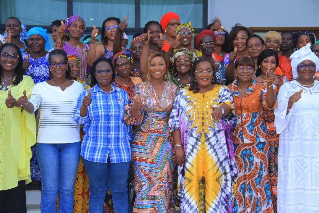 Image de Politique. Dans le contexte des préparatifs pour les élections présidentielles de 2025, la Présidente Nationale de l’Union des Femmes du RHDP, Harlette Badou N’Guessan Kouamé, a entrepris une tournée d'envergure, tant nationale qu'internationale. Son objectif : mobiliser et galvaniser les membres de l'Union des Femmes du RHDP. PRÉSIDENTE DE L'UF-RHDP Une escale significative à Bouaké Jeudi 16 mai 2024, Bouaké a accueilli avec ferveur Harlette Badou N’Guessan Kouamé. Cette visite, dans le cadre de sa tournée, revêtait une importance particulière. Elle avait une double mission : saluer les autorités locales et consolider les liens avec l'Union des Femmes du RHDP dans cette région. Lors de son passage, Harlette Badou N’Guessan Kouamé a rencontré diverses personnalités influentes, dont le maire et le ministre Amadou Koné. Ces échanges étaient l'occasion de présenter ses civilités, mais aussi de discuter des enjeux locaux et nationaux. Un message d'encouragement et de détermination Accompagnée d'une délégation importante, Harlette Badou N’Guessan Kouamé a également rendu visite à Mme ATSE Alice, secrétaire générale chargée des affaires sociales et de l’insertion, et maire de Bodokro. Là, elle a exprimé sa gratitude envers les responsables de l'UF-RHDP de la région du Gbêké, soulignant leur importance cruciale dans les réalisations futures du parti. Dans ses propos, la Présidente Nationale a mis en avant l'engagement et le dévouement des femmes du Gbêké, soulignant leur rôle clé dans le succès des initiatives à venir. Cette rencontre a été marquée par un échange d'encouragements et une réaffirmation de la détermination à œuvrer ensemble pour le maintien du pouvoir, le développement et la prospérité de la nation, dans le cadre des idéaux du RHDP. Quelle pourrait être l'impact de cette mobilisation sur les élections présidentielles à venir en Côte d'Ivoire ?**