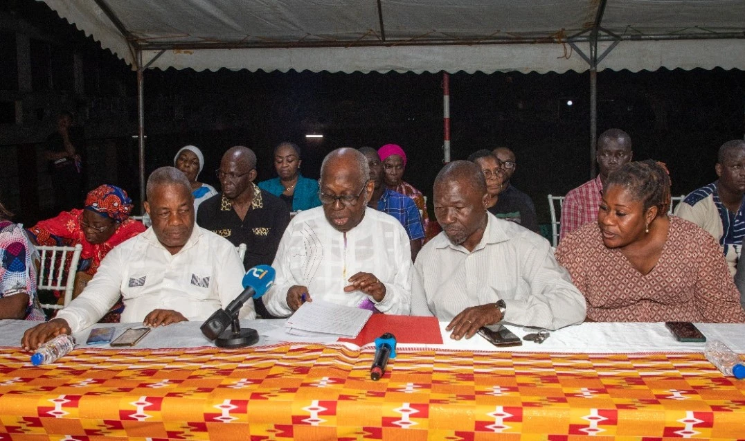 Image de Société. Dans une mobilisation sans précédent, les habitants du Plateau ont exprimé leur opposition à la proposition de suppression de leur commune, lors d'un point de presse organisé le mercredi 15 mai 2024 à la Cité Esculape. Leur porte-parole, Yeboué Angoua Yéboué, a vigoureusement répondu au Ministre-Gouverneur du District autonome d'Abidjan, Cissé Ibrahima Bacongo. Fondements d'une Commune : Critères et Réalité du Plateau Yéboué Angoua Yéboué a évoqué les critères légaux définissant une commune, incluant le poids démographique, les infrastructures, la cohésion sociale, le potentiel économique et l'étendue territoriale. Selon lui, le Plateau répond pleinement à ces critères, avec ses 7 186 habitants, ses institutions majeures, son potentiel économique et sa superficie de 3,945 km² divisée en 18 quartiers. Les déclarations du Ministre-Gouverneur ont suscité l'indignation, notamment son assertion selon laquelle le maire élu du Plateau ne devrait rien à ses électeurs. Yéboué a rappelé que les choix démocratiques des habitants du Plateau doivent être respectés, citant l'élection de Jacques Ehouo en 2016 et 2021. Contestation des Allégations sur l'Électorat Yéboué a réfuté l'idée d'un nombre élevé d'électeurs, expliquant que certains votants peuvent choisir de voter là où ils passent le plus clair de leur temps, sans nécessairement résider dans la commune. Il a souligné les chiffres électoraux passés pour étayer son argumentation. Le porte-parole a défendu le bilan municipal, mettant en avant les progrès réalisés dans les domaines de l'éducation, du social et de l'économie, sous la direction de Jacques Ehouo. Il a également rappelé les précédents gouverneurs ayant entretenu de bonnes relations avec la population du Plateau. Alors que la population du Plateau s'oppose fermement à la suppression de sa commune, la question demeure : quelle sera la suite des événements ? Les autorités prendront-elles en considération les revendications des habitants, ou le projet de suppression sera-t-il mis en œuvre malgré l'opposition locale ?