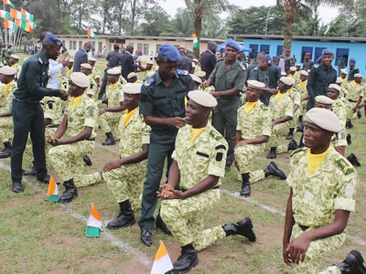 Image de Faits Divers. Le 11 mai 2024, la Côte d'Ivoire est secouée par un scandale impliquant des hauts gradés de l'administration des Douanes. Selon un communiqué officiel de cette régie financière, 87 gradés auraient utilisé de faux diplômes pour passer des concours professionnels. Une révélation qui a suscité un vif émoi et remis en question l'intégrité de l'ensemble du corps des fonctionnaires. La Réaction des Mis en Cause Pour clarifier la situation, plusieurs des individus impliqués ont choisi de s'exprimer, sous couvert d'anonymat, à "La Voie Originale". Ils ont insisté sur le fait que des mesures disciplinaires ont été prises à leur encontre, notamment leur traduction devant le Conseil de discipline des douanes et l'information du Procureur de la République. Ils soulignent également que cette fraude ne concerne qu'une partie des agents de la promotion "Issa Coulibaly", qui avaient rejoint l'administration douanière après la crise post-électorale de 2000. Les agents mis en cause dénoncent un traitement discriminatoire, affirmant que seul le cycle des contrôleurs a été soumis à un contrôle, alors que les inspecteurs et les administrateurs ont été épargnés. Cette sélection sélective dans les enquêtes suscite des questions sur l'objectivité et la transparence des autorités douanières. Suspension de Salaire et Inquiétudes Avant même que les enquêtes ne soient conclues, les salaires des accusés ont été suspendus, alimentant davantage les inquiétudes quant à l'équité du processus. Les agents exigent que les enquêtes s'étendent à tous les cycles de recrutement et dénoncent une potentielle partialité dans le traitement des agents. Ce scandale met en lumière la nécessité d'une justice équitable et transparente au sein de l'administration douanière. Les autorités doivent agir avec impartialité et diligence pour préserver l'intégrité de l'institution et restaurer la confiance du public. La question demeure : les mesures prises jusqu'à présent sont-elles suffisantes pour garantir la justice pour tous, ou y a-t-il encore des zones d'ombre à éclaircir ?