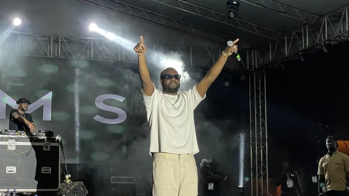 Image de Musique/Radio. Le jeudi 16 mai 2024 restera gravé dans les mémoires des festivaliers du Femua 16 à Abidjan, alors que la superstar du rap français, Gims, a pris d'assaut la grande scène. Douze ans après sa première apparition avec la Sexion d’Assaut, le rappeur était de retour pour un show d'exception. Retour aux sources pour Gims Pour Gims, cette soirée était un retour aux sources, une réminiscence de ses débuts sur la scène musicale ivoirienne. Le Femua, Festival des Musiques Urbaines d’Anoumabo, a été le témoin privilégié de son ascension fulgurante. Cette fois-ci, en tant qu'artiste solo, il a enflammé la foule avec une énergie inégalée. Montant sur scène à 2 heures du matin, Gims a offert aux spectateurs une heure de pur spectacle. En enchaînant ses tubes, de "Subliminal" à "Symphony", il a transporté le public dans un voyage musical à travers sa carrière. Mais c'est lorsqu'il a revisité les classiques de la Sexion d’Assaut que l'ambiance a atteint son paroxysme. Des morceaux emblématiques comme "Ma Direction" ont rappelé à tous les raisons pour lesquelles Gims reste une icône du rap français. Une exclusivité dévoilée Mais le point d'orgue de la soirée a été la révélation exclusive de son tout dernier single, "Spyder". Accueilli par des acclamations frénétiques, ce morceau promet déjà de devenir un hit incontournable. Avec ses paroles percutantes et son rythme envoûtant, "Spyder" a captivé l'audience et confirmé une fois de plus le talent indéniable de Gims. Le Femua 16 a débuté en fanfare avec une prestation spectaculaire de Gims. Sa performance magistrale a électrisé la foule et marqué le début d'une édition mémorable du festival. Alors que les festivaliers se remémorent les moments forts de cette nuit épique, une question persiste : quel autre artiste peut rivaliser avec l'énergie et le charisme de Gims sur scène ?