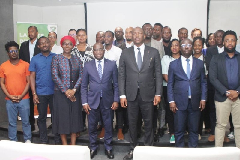 Image de Business/Investissement. La Côte d’Ivoire se prépare à marquer de nouveau son empreinte sur la scène internationale de l’innovation en participant à la prochaine édition de Viva Technology (Viva Tech), qui se tiendra du 22 au 24 mai 2024 à Paris. Pour cette deuxième participation consécutive, le pays sera représenté par une délégation de 20 startups, dont 4 sont dirigées par des femmes. Ce rendez-vous majeur de la technologie et de l'innovation offre à ces jeunes entreprises une occasion unique de montrer leurs talents, de confronter leurs idées à celles des autres créateurs du monde entier et de propulser leurs projets sur la scène mondiale. Une Participation Renforcée et Diversifiée La participation ivoirienne à Viva Tech a été officiellement lancée lors d’une conférence de presse tenue le 16 mai 2024 à Abidjan-Plateau. Cet événement a été marqué par les interventions de deux figures importantes du gouvernement : le ministre de la Transition numérique et de la Digitalisation, Ibrahim Kalil Konaté, et le ministre de la Promotion de la jeunesse, de l’Insertion professionnelle et du Service civique, Mamadou Touré. Tous deux ont souligné l'importance de cette participation, non seulement pour montrer les progrès technologiques du pays, mais aussi pour valoriser les jeunes entrepreneurs ivoiriens. Le Rôle Crucial des Startups dans l’Économie Ivoirienne La Côte d’Ivoire mise sur ses startups pour stimuler la croissance économique et la création d’emplois. Le ministre Kalil Konaté a exprimé sa fierté de voir le nombre de startups ivoiriennes participantes passer de 13 à 20 en une année. "La promotion des startups passe par des opportunités comme celle-ci, où elles peuvent s'exposer sur la plus grande plateforme technologique d'Europe", a-t-il déclaré. Chaque startup sera représentée par deux personnes, ce qui porte à 40 le nombre de représentants pris en charge par l'État ivoirien pour cette mission. Cette initiative s’inscrit dans une stratégie plus large de soutien aux jeunes entreprises innovantes, un pilier essentiel pour le développement économique du pays. Le Programme d’Accompagnement des Startups (PAS) Le gouvernement ivoirien a mis en place le Programme d’accompagnement des startups (PAS), désormais en phase d’opérationnalisation. Ce programme vise à fournir un soutien stratégique et financier aux jeunes entreprises, afin de maximiser leur potentiel de croissance et d'innovation. "Le gouvernement s’est engagé à vous accompagner dans l’éclosion et le développement de jeunes entreprises innovantes, créatrices de valeur", a affirmé Kalil Konaté. Viva Tech : Une Vitrine Internationale pour les Talents Ivoiriens Viva Technology est reconnu comme la plus grande plateforme européenne où les technologies numériques s’exposent, offrant une visibilité inégalée aux startups africaines. Pour Ibrahim Kalil Konaté, cette exposition est une vitrine précieuse pour les jeunes talents ivoiriens. "Viva Tech est une vitrine de jeunes talents, la plus grande plateforme d’Europe ouverte à l’Afrique où les technologies numériques s’exposent pour contribuer à l’émergence de nouveaux marchés", a-t-il souligné. Les startups ivoiriennes auront ainsi l'occasion de présenter leurs innovations, d'attirer des investisseurs potentiels et de nouer des partenariats stratégiques avec des acteurs mondiaux. "Le dynamisme des startups en Côte d’Ivoire n’est plus à démontrer, car c’est un levier de la croissance économique et de création d’emplois", a ajouté le ministre. Un Soutien Indéfectible du Gouvernement Ivoirien Le ministre Mamadou Touré a également exprimé sa satisfaction quant à l'augmentation du nombre de startups participantes cette année. Il a encouragé les jeunes entrepreneurs à se préparer sérieusement pour représenter dignement la Côte d’Ivoire. "Vous avez notre soutien. Nous allons marquer le soutien du Chef de l’Etat aux jeunes que vous êtes. Mettez-vous en tête que vous partez pour représenter votre pays", a-t-il conseillé. Touré a également annoncé que la Côte d’Ivoire disposera cette année d'un grand stand à Viva Tech, ce qui témoigne de la volonté politique d'accompagner les startups et de les aider à croître. "Cette année, la Côte d’Ivoire aura un grand stand pour encore montrer la volonté politique d’accompagner les startups, les amener à grandir et être surtout de véritables solutions pour les différents défis en Côte d‘Ivoire, dans la sous-région et pour l’Afrique", a-t-il précisé. Les Startups Ivoiriennes : Des Ambassadeurs de l'Innovation Parmi les 20 startups sélectionnées, 4 sont dirigées par des femmes, ce qui met en lumière la diversité et l'inclusion dans le secteur technologique ivoirien. Cette représentation féminine est cruciale pour promouvoir l’égalité des sexes dans l'entrepreneuriat technologique et pour inspirer d'autres femmes à se lancer dans ce domaine. Les startups participantes couvrent un large éventail de secteurs, de la fintech à l'agritech, en passant par la healthtech et l'edtech. Chacune apporte des solutions innovantes aux défis locaux et mondiaux, contribuant ainsi à renforcer l'écosystème technologique de la Côte d'Ivoire. Les Retombées Attendues de Viva Tech 2024 La participation à Viva Tech 2024 devrait avoir des retombées significatives pour les startups ivoiriennes. En plus de la visibilité et des opportunités d’investissement, ces jeunes entreprises pourront bénéficier de retours d'expérience précieux, de mentorat et de réseautage avec des leaders de l'industrie technologique. Les startups pourront également s'inspirer des tendances mondiales en matière de technologie et d'innovation, ce qui leur permettra d'affiner leurs stratégies et de renforcer leur compétitivité. Pour le gouvernement ivoirien, cette participation s'inscrit dans une vision à long terme de positionner la Côte d'Ivoire comme un hub technologique en Afrique de l'Ouest. Le ministre Kalil Konaté a exprimé le souhait de voir une future édition de Viva Tech se tenir en Côte d'Ivoire. Une telle perspective serait une reconnaissance majeure des progrès technologiques du pays et offrirait une plateforme encore plus accessible pour les startups africaines. Un Avenir Prometteur pour les Startups Ivoiriennes La participation de la Côte d'Ivoire à Viva Tech 2024 marque une étape importante dans la promotion de l'innovation et de l'entrepreneuriat dans le pays. Les 20 startups sélectionnées auront l'opportunité de démontrer leur savoir-faire, d'attirer des investissements et de nouer des partenariats stratégiques. Ce soutien gouvernemental montre une volonté claire de faire de la technologie un moteur de croissance économique. Alors que les startups se préparent à cette aventure internationale, une question demeure : Comment ces jeunes entreprises pourront-elles capitaliser sur cette expérience pour transformer durablement le paysage technologique et économique de la Côte d'Ivoire ?