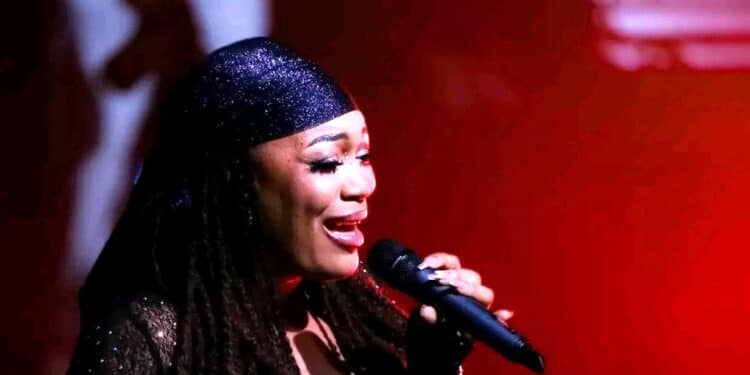 Image de Musique/Radio. La talentueuse chanteuse ivoirienne, Josey, a enflammé la scène du Casino de Paris lors d'un concert mémorable le vendredi 10 mai dernier. Devant un public nombreux et enthousiaste, l'artiste a offert un spectacle vibrant, interprétant ses plus grands succès ainsi que des titres de son dernier album "Vibration universelle". Son énergie sur scène et sa connexion avec le public ont été saluées par les observateurs de la scène musicale, rappelant les performances remarquables d'autres artistes tels que Roseline Layo. Une tournée qui se poursuit en Europe Actuellement en France, Josey se prépare à rejoindre la Suisse pour participer au Festival des musiques d’ici et d’ailleurs au Palladium de Genève, organisé par le promoteur ivoirien Doudou Sticker. Aux côtés de Roseline Layo, elle continuera à faire rayonner la musique ivoirienne sur la scène européenne. Dans une vidéo diffusée sur sa page Facebook le jeudi 16 mai, Josey a partagé une nouvelle enthousiasmante avec ses fans. Tout sourire, elle a annoncé un nouveau concert prévu pour décembre 2025 dans une grande salle parisienne. Même si elle n'a pas encore révélé le nom de cette salle emblématique, l'artiste a assuré que tout était déjà prêt, remerciant chaleureusement ses fans pour leur soutien indéfectible. Un rendez-vous à ne pas manquer Cette annonce marque un nouveau chapitre dans la carrière de Josey, confirmant son statut d'artiste incontournable de la scène musicale africaine. Alors que ses fans attendent avec impatience de découvrir le lieu de ce prochain concert, l'excitation est à son comble. Rendez-vous en décembre 2025 pour vivre un moment musical inoubliable en compagnie de Josey, dans l'une des salles les plus emblématiques de Paris.