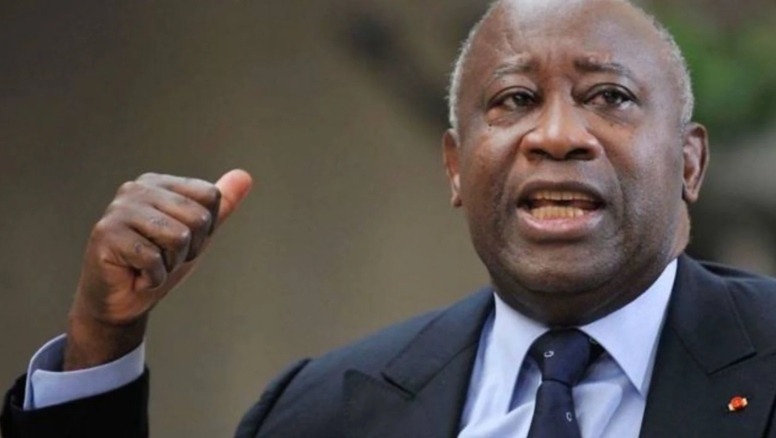 Image de Politique. La course à la présidentielle de 2025 en Côte d'Ivoire prend une tournure décisive avec l'engagement soutenu du Parti des Peuples Africains – Côte d’Ivoire (PPA-CI) de Laurent Gbagbo dans une offensive diplomatique d'envergure. Dirigé par Abdon Bayeto, le secrétaire général adjoint en charge de l'Encadrement des Représentations à l'étranger et de la Diaspora, le PPA-CI multiplie les rencontres stratégiques à l'échelle internationale pour consolider ses alliances et affirmer sa vision pour l'avenir politique de la Côte d'Ivoire. Consolider les relations internationales L'une des pierres angulaires de cette démarche est la récente visite de la délégation du PPA-CI au Siège des Nations unies à New York. Accueillis par la Direction des Affaires Politiques et de la Consolidation de la paix (DPPA/DPO), Abdon Bayeto a saisi l'opportunité pour présenter la candidature de Gbagbo à l'élection présidentielle de 2025 et exposer les principes panafricanistes du parti. Cette rencontre a également été l'occasion de souligner l'importance d'un processus électoral transparent et apaisé pour garantir la légitimité des résultats. Le périple diplomatique du PPA-CI se poursuit avec une étape clé à Washington DC. Prévue pour ce vendredi 17 mai 2024, la délégation du parti est attendue au State Department et au National Security Council. Cette démarche témoigne de la détermination du PPA-CI à renforcer ses relations internationales et à consolider ses alliances stratégiques dans la perspective de l'élection présidentielle. Une stratégie globale L'initiative diplomatique du PPA-CI ne se limite pas à ces rencontres à l'ONU et à Washington DC. Elle s'inscrit dans un plan global visant à mobiliser un large soutien international pour la candidature de Gbagbo. Les récentes rencontres en Europe avec des parlementaires français, des personnalités politiques européennes, et au Bundestag allemand attestent de cette stratégie d'envergure. L'offensive diplomatique du PPA-CI de Laurent Gbagbo représente une étape cruciale dans la course à la présidentielle de 2025 en Côte d'Ivoire. En consolidant ses alliances et en renforçant son positionnement sur la scène internationale, le parti affirme sa détermination à construire un avenir politique stable pour le pays.