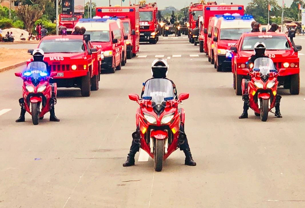 Image de Société. Le Groupement de Sapeurs-Pompiers Militaires (GSPM) d'Abidjan, un pilier de la sécurité nationale, s'apprête à célébrer son 50ᵉ anniversaire avec faste. Du 10 au 22 juin 2024, une série d'événements marquera cette étape importante dans l'histoire de cette institution dévouée. Hommage au service et à l'engagement Sous le patronage du Ministre d’État, Ministre de la Défense, Monsieur Téné Birahima Ouattara, et parrainée par Monsieur Fidèle Sarassoro, Ministre-Directeur de Cabinet du président de la République, cette célébration est l'occasion de rendre hommage à cinquante années de dévouement et de service envers la nation. Les festivités seront diversifiées, reflétant la multifacette des missions du Groupement de Sapeurs-Pompiers Militaires. Au programme, des compétitions sportives dynamiques, des journées portes ouvertes pour permettre au public de découvrir les coulisses du GSPM, une kermesse joyeuse, des conférences thématiques pour approfondir la réflexion sur la qualité du service des sapeurs-pompiers militaires, et des actions sociales pour soutenir les communautés défavorisées. Une fête nationale L'épicentre de ces festivités sera la caserne de l’Indénié, mais d'autres casernes à travers le pays se joindront également à la célébration. Il s'agit d'un événement qui rassemblera non seulement le grand public, mais aussi des partenaires stratégiques, des délégations étrangères et les plus hautes autorités politiques et administratives du pays. Les forces armées, y compris la gendarmerie nationale et la police nationale, seront également présentes pour marquer cet événement historique. Le 50ᵉ anniversaire du GSPM s'annonce comme un moment de fierté nationale, symbolisant cinq décennies d'héroïsme, d'engagement et de service désintéressé envers la nation et ses citoyens. Cette célébration témoigne de l'importance cruciale du GSPM dans la préservation de la sécurité et du bien-être des populations ivoiriennes. Quel impact le GSPM a-t-il eu sur la sécurité et le bien-être des citoyens au cours des 50 dernières années, et comment envisage-t-il son rôle dans les décennies à venir ?