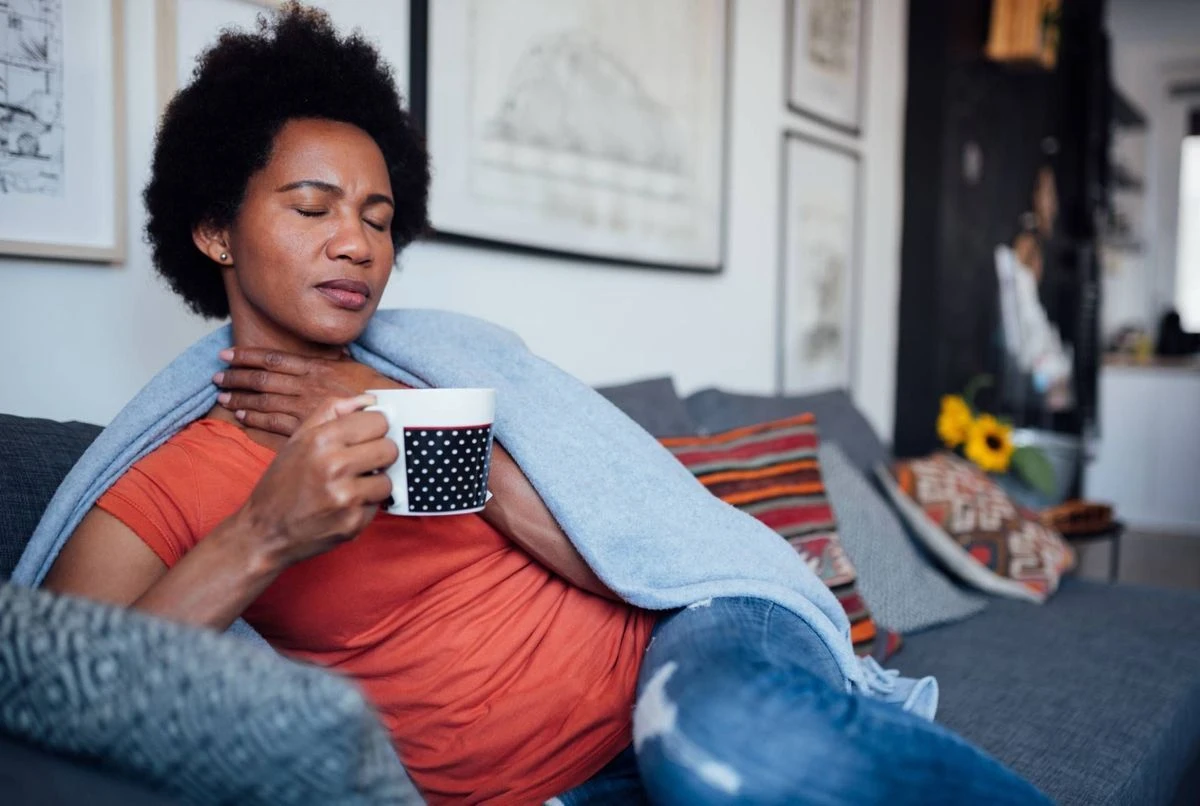 Image de Santé. Les maux de gorge, souvent associés à des infections respiratoires telles que le rhume ou la grippe, peuvent être particulièrement inconfortables. Toutefois, la nature offre une variété de remèdes efficaces pour soulager ces symptômes. Parmi eux, certains aliments courants mais souvent sous-estimés peuvent jouer un rôle crucial dans le soulagement de cette affection. Voici six aliments à connaître absolument pour apaiser les maux de gorge. 1. Le Citron et le Miel : Une Alliance Antiseptique Le citron, aliment riche en vitamine C, combiné au miel, aux propriétés antibactériennes et anti-inflammatoires, est une combinaison redoutable pour soulager les maux de gorge. Une infusion chaude de citron et de miel peut offrir un soulagement immédiat. 2. Le Bouillon au Poulet : Un Remède de Grand-Mère Éprouvé Le bouillon au poulet, en plus de son effet hydratant, apporte des nutriments essentiels. Associé au gingembre et au miel, il offre un soulagement apaisant pour les maux de gorge, en particulier lors des périodes de rhume ou de grippe. 3. L'Ail et l'Oignon : Des Alliés Antimicrobiens L'ail et l'oignon, riches en soufre, sont dotés de propriétés antibactériennes et antivirales. Leur consommation aide à dégager les voies respiratoires, réduisant ainsi l'inconfort du mal de gorge et renforçant le système immunitaire. 4. Le Thé au Gingembre ou au Miel : Un Réconfort Naturel Le gingembre, avec son action anti-inflammatoire, combiné au miel, forme une boisson apaisante et curative pour les maux de gorge. L'ajout de thym renforce encore les propriétés bénéfiques de cette infusion. 5. La Farine d'Avoine : Une Source de Nutrition Douce La farine d'avoine, riche en fibres, vitamines et minéraux, aide à maintenir l'énergie et renforce le système immunitaire. Agrémentée de miel ou de fruits, elle constitue un en-cas nutritif pour soulager les maux de gorge. 6. Les Carottes Cuites : Une Option Apaisante Les carottes cuites, riches en vitamines et minéraux, renforcent le système immunitaire et peuvent aider à combattre les maux de gorge. Leur texture douce les rend particulièrement apaisantes pour la gorge irritée. À Éviter : Les Aliments Qui Aggravent En revanche, certains aliments et boissons peuvent aggraver les maux de gorge. Les aliments épicés, acides, trop chauds ou trop froids, ainsi que les produits laitiers et les aliments durs, sont à éviter. De même, les boissons caféinées et alcoolisées peuvent irriter davantage la gorge enflammée. En adoptant une alimentation équilibrée et en choisissant judicieusement ses boissons, il est possible d'atténuer les symptômes des maux de gorge et de favoriser une guérison rapide. Quels sont vos remèdes naturels préférés pour soulager les maux de gorge ?