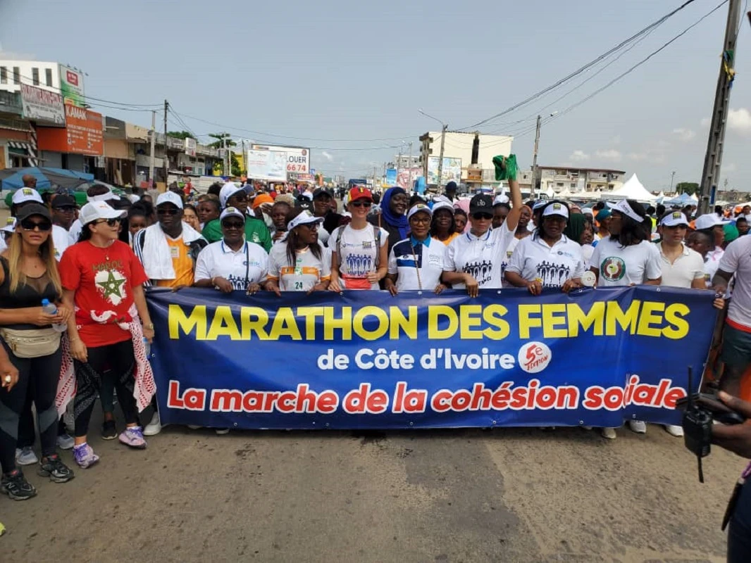 Image de Société. La 5ème édition du Marathon des femmes de Côte d’Ivoire (Mafemci) s’est déroulée avec succès ce samedi 18 mai 2024 à Koumassi, rassemblant plus de 3000 participantes. Cet événement majeur, qui vise à promouvoir la santé, l'unité et l’autonomisation des femmes à travers le sport, a été marqué par la présence de personnalités influentes et de représentantes de pays étrangers. Retour sur une journée d'action, de solidarité et de célébration. Une mobilisation remarquable à Koumassi Sous la direction de la commissaire générale du Mafemci, Mme Danitza Tonga, le marathon a suscité un engouement particulier. L'objectif ? Promouvoir le sport féminin et renforcer la cohésion sociale. Mme Tonga a souligné l'importance de cet événement qui, au-delà de l'aspect sportif, favorise l'intégration et l'émancipation des femmes. La participation de représentantes politiques et de délégations étrangères, dont l’Ambassadrice de la Belgique, témoigne de l’ampleur de cette initiative. Parmi les invités d'honneur, Mme Coulibaly Mariam, représentant Mme Kandia Camara, présidente du Sénat et patronne de la cérémonie, a salué le courage et la détermination des participantes. De son côté, la marraine de l'événement, Mme Laure Baflan Donwahi, a souligné l'impact positif du marathon sur la santé des femmes, louant l'initiative de Mme Tonga. Solidarité et sensibilisation Outre l'aspect sportif, le Mafemci a également été l'occasion de sensibiliser sur la santé féminine. Une séance de dépistage gratuit du cancer du sein et du col de l'utérus a été proposée, témoignant de l'engagement pour le bien-être des femmes. De plus, des fauteuils roulants ont été offerts aux femmes vivant avec un handicap, ainsi qu'un réfrigérateur à une veuve, soulignant l'aspect solidaire de l’événement. La super gagnante de cette édition a été gratifiée de plusieurs prix, dont un voyage au Maroc, récompensant ainsi son engagement et son mérite. Ces récompenses ont stimulé l'enthousiasme et ont encouragé toutes les participantes à se surpasser. Le Marathon des femmes de Côte d’Ivoire, dirigé par Mme Danitza Tonga, s'affirme comme un événement incontournable, mettant en lumière la force et la résilience des femmes. Au-delà des frontières, le Mafemci symbolise l'unité et la détermination des femmes à s'affirmer dans tous les domaines. Cette édition du Mafemci a été un succès retentissant, mais elle soulève également des questions essentielles sur l'égalité des sexes, la santé des femmes et l'importance du sport dans l'autonomisation féminine. Comment ces initiatives peuvent-elles être renforcées et étendues pour un impact encore plus significatif ?