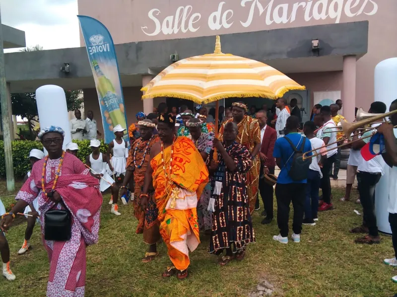 Deuxième Image de Culture. La 8ème édition du **ÊLÊ Festival d’Adiaké** a été inaugurée avec faste le vendredi 17 mai 2024, dans la salle de mariage de la mairie d’Adiaké. L'événement a été marqué par la présence de nombreuses personnalités, dont Mme Trazié Sylvie, Préfet de Région, et le Roi des Bétibés Agbandji 2, ainsi que des représentants de pays étrangers. Sous l'égide de son initiateur, Hien Sié Yacouba, ce festival réaffirme son rôle majeur dans la promotion de la culture locale et la célébration du patrimoine bétibé. Un Festival au Service de la Culture Bétibé Le **ÊLÊ Festival d’Adiaké** est l'œuvre de Hien Sié Yacouba, député-maire d’Adiaké et directeur général du Port autonome d’Abidjan. Depuis sa création, il est devenu un rendez-vous annuel incontournable, célébrant la richesse culturelle et artistique de la région. Les éditions précédentes ont établi une tradition de qualité, mettant en lumière les talents émergents à travers diverses activités telles que la course de pirogue, le concours de théâtre, et les danses traditionnelles. L'édition actuelle, qui se tiendra du mercredi 26 au samedi 29 juin 2024, promet d'être encore plus captivante. La cérémonie de lancement a été ponctuée par la projection d'un film récapitulant la 7ème édition, ainsi que par des discours des organisateurs. Le Colonel Atché Bilé Jean, Commissaire général du festival, a souligné les moments forts prévus, notamment la course de pirogues qui réunira des équipes locales et régionales, ainsi que les concerts avec la participation d'artistes renommés. Cette année, le **ÊLÊ Festival** s'enrichit d'un volet social, avec des dons prévus pour la maternité de l'hôpital général d'Adiaké. Sur le plan économique, l'événement représente une opportunité pour les opérateurs locaux, favorisant la création d'une économie locale dynamique. Les organisateurs ambitionnent également d'attirer davantage de festivaliers, dépassant ainsi les 35 000 visiteurs en moyenne des éditions précédentes. Un Thème d'Actualité : La Jeunesse et les Enjeux Numériques Le thème choisi pour cette 8ème édition, "La jeunesse face aux enjeux numériques", reflète les défis contemporains auxquels sont confrontées les nouvelles générations. Hien Sié Yacouba explique ce choix en soulignant l'importance croissante de la technologie dans notre société. Le festival entend sensibiliser les jeunes sur les opportunités et les risques liés à l'ère numérique, mettant en avant des intervenants spécialisés dans le domaine. Enfin, le **ÊLÊ Festival** vise également à mettre en valeur la gastronomie locale, en mettant l'accent sur les plats traditionnels bétibés. Cette initiative, portée par Hien Sié Yacouba, favorise l'implication des femmes dans la préparation de mets typiques, renforçant ainsi le tissu social et culturel de la région. Cette 8ème édition du **ÊLÊ Festival d’Adiaké** s'annonce comme une célébration vibrante de la culture bétibé et une réflexion sur les défis de notre époque. En tant qu'événement emblématique de la Côte d'Ivoire, il illustre la vitalité et la diversité de son patrimoine culturel, tout en offrant des perspectives d'avenir pour les jeunes générations.