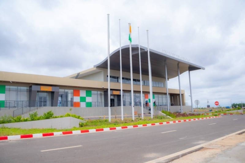 Image de Politique. Le samedi 18 mai 2024, l’aéroport rénové de Korhogo a officiellement ouvert ses portes au trafic aérien, marquant la fin de cinq années de travaux intensifs. Cette inauguration, très attendue, s’inscrit dans une politique ambitieuse visant à moderniser et relancer le transport aérien intérieur en Côte d’Ivoire. Réalisé par l’Entreprise Bonkoungou Mahamadou et Fils (Ebomaf), un acteur privé de renom, ce projet représente un tournant décisif pour la région du Poro et l’ensemble du pays. Un Projet d’Envergure pour la Modernisation du Transport Aérien Les travaux de rénovation de l’aéroport de Korhogo ont inclus des améliorations majeures et nécessaires pour répondre aux besoins croissants du transport aérien moderne. La nouvelle aérogare, un bâtiment de niveau R+1, est équipée des dernières technologies pour offrir un service de qualité aux passagers. Un parking pouvant accueillir plus de 120 véhicules et une voirie aéroportuaire de 5 km ont été aménagés, facilitant ainsi l’accès à l’aéroport et la gestion du flux de passagers. L’une des réalisations phares de ce projet est l’allongement de la piste d’atterrissage, qui passe de 1900 mètres à 2000 mètres. Cette extension permet désormais à l’aéroport d’accueillir jusqu’à cinq avions de type Q400 simultanément, contre deux auparavant. De plus, l’aire de stationnement a été élargie, augmentant ainsi la capacité opérationnelle de l’aéroport. Les nouvelles installations incluent également des systèmes de navigation aérienne modernes tels que l'ILS (Instrument Landing System) et le DME (Distance Measuring Equipment), garantissant une sécurité optimale pour les vols. L’aéroport de Korhogo a également été raccordé au réseau d’eau potable, assurant ainsi un approvisionnement constant et durable. Ces nouvelles infrastructures témoignent de l’engagement des autorités ivoiriennes à promouvoir des pratiques durables et respectueuses de l’environnement dans le développement des infrastructures nationales. Le projet a été supervisé par le ministère des Transports et la Sodexam, qui ont joué un rôle crucial en tant que maître d’ouvrage et maître d’ouvrage délégué. Leur expertise et leur dévouement ont été salués lors de la cérémonie d’inauguration. Le ministre des Transports, Amadou Koné, a exprimé sa satisfaction quant à la qualité des travaux réalisés, félicitant tous ceux qui ont contribué à la réussite de ce projet. L’Entreprise Bonkoungou Mahamadou et Fils (Ebomaf), chargée de l’exécution des travaux, a démontré une fois de plus son expertise et son professionnalisme. Le secrétaire général d’Ebomaf, présent à l’inauguration, a exprimé sa fierté d’avoir mené à bien ce projet. "La satisfaction publique exprimée par le gouvernement renforce la confiance de l'État de Côte d'Ivoire en notre société", a-t-il déclaré, soulignant l’importance de cette réalisation pour l’entreprise. Un Futur Prometteur pour la Région du Poro Avec ses nouvelles installations modernes, l’aéroport de Korhogo ambitionne d’accueillir jusqu’à 150 000 passagers par an. Cette capacité accrue devrait transformer la région du Poro en une plaque tournante du transport aérien dans le nord de la Côte d’Ivoire. L’aéroport rénové est destiné à jouer un rôle clé dans le développement économique régional, en facilitant le transport de personnes et de marchandises. Le développement de l’aéroport de Korhogo aura des répercussions positives sur l’économie locale. En améliorant l’accessibilité et en augmentant la capacité d’accueil, l’aéroport devrait attirer davantage d’investissements et encourager le tourisme. De plus, la modernisation de l’aéroport crée des emplois et stimule l’économie locale, contribuant ainsi à la réduction de la pauvreté et à l’amélioration des conditions de vie des habitants. Bien que l’inauguration de l’aéroport de Korhogo soit un succès, le défi reste de maintenir les standards de qualité élevés et d’assurer une gestion efficace des nouvelles installations. Les autorités et les opérateurs privés devront collaborer étroitement pour garantir que l’aéroport continue de répondre aux exigences du transport aérien moderne et aux attentes des passagers. Le succès de l’aéroport de Korhogo pourrait servir de modèle pour d’autres projets de modernisation d’infrastructures en Côte d’Ivoire. L’extension des réseaux de transport aérien, terrestre et ferroviaire est essentielle pour soutenir le développement économique et améliorer la connectivité entre les différentes régions du pays. L’aéroport de Korhogo est un exemple éclatant de ce que peut accomplir une collaboration fructueuse entre le secteur public et privé. Ce projet pourrait inspirer d’autres pays de la région à investir dans leurs infrastructures de transport, stimulant ainsi le développement régional et facilitant les échanges commerciaux et culturels. L’inauguration de l’aéroport rénové de Korhogo est une étape importante pour le développement du transport aérien en Côte d’Ivoire. Elle symbolise l’ambition du pays de moderniser ses infrastructures et de stimuler la croissance économique. Alors que les autorités et les opérateurs continuent de travailler ensemble pour maintenir et améliorer ces installations, une question demeure : comment la Côte d’Ivoire peut-elle tirer parti de ces nouvelles infrastructures pour devenir un leader régional dans le domaine du transport aérien ?