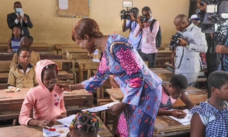 Image de Études/Devoirs. Ce mardi 21 mai 2024, marque le coup d'envoi des examens à grand tirage à travers toute la Côte d'Ivoire. À cette occasion, plus de 627 000 élèves de l’enseignement primaire vont passer les épreuves écrites du Certificat d’études primaires élémentaires (Cepe). Ce moment clé du calendrier scolaire est attendu avec impatience par des centaines de milliers de jeunes et leurs familles, ainsi que par l’ensemble de la communauté éducative du pays. Une Mobilisation Massive pour un Défi National Cette année, 627 908 candidats, dont 311 352 filles et 316 556 garçons, sont inscrits pour affronter les épreuves du Cepe. Ils composeront dans 2 709 centres d’examen répartis sur tout le territoire national. Ce nombre important de participants souligne l’ampleur de l’événement et l’importance accordée à l’éducation primaire en Côte d’Ivoire. Le ministre de l’Éducation nationale et de l’Alphabétisation, Prof. Mariatou Koné, va procéder ce même mardi au lancement officiel de l’examen au centre d’examen de l’Iepp Amon d’Aby Catherine du Plateau. Cette cérémonie de lancement est un moment symbolique qui reflète l’engagement du gouvernement envers l’éducation et la formation des jeunes générations. Les résultats du Cepe seront proclamés le 3 juin prochain. Lors de la session précédente en 2023, le taux de réussite s’élevait à 71,23%. Un chiffre qui témoigne des efforts continus pour améliorer la qualité de l’enseignement et les performances des élèves, mais qui laisse encore une marge de progression. Lors de la cérémonie de lancement des examens à grand tirage à Abidjan le 26 mai, le ministre de l’Enseignement technique, de la Formation professionnelle et de l’Apprentissage, Koffi N’Guessan, s’est exprimé au nom du ministre de l’Éducation nationale, Mariatou Koné. Il a encouragé tous les acteurs du système éducatif à redoubler d’efforts pour améliorer les taux de réussite. "Il est essentiel de continuer à œuvrer pour l'amélioration continue de notre système éducatif," a-t-il déclaré, soulignant l'importance de l’engagement collectif. Les Enjeux de la Réussite Scolaire Malgré les avancées significatives enregistrées ces dernières années, le système éducatif ivoirien reste confronté à des défis majeurs. L’amélioration des taux de réussite aux examens scolaires est l’un de ces défis primordiaux. Pour y parvenir, une mobilisation générale est nécessaire, impliquant les enseignants, les administrateurs scolaires, les parents, la communauté éducative et les partenaires du système éducatif. Dosso Nimaga Mariam, Directrice des examens et concours (Deco), a réaffirmé l’importance de la collaboration de tous pour préserver l’intégrité des examens. Elle a insisté sur la nécessité de promouvoir des valeurs d’éthique, d’honnêteté, de probité, d’équité et de transparence durant les évaluations scolaires. "Nous comptons sur la coopération de chacun pour garantir le bon déroulement des examens et la crédibilité de nos évaluations," a-t-elle souligné. L’année scolaire 2023-2024, qui a débuté le 11 septembre 2023 et se terminera le 12 juillet 2024, s’articule autour du thème "Soyons des citoyens responsables pour une école de qualité". Ce thème, reconduit pour la troisième année consécutive, met l’accent sur la responsabilité partagée de tous les acteurs de l’éducation pour garantir une formation de qualité aux élèves. Le gouvernement ivoirien a montré une volonté claire de poursuivre les réformes et les investissements nécessaires pour améliorer le système éducatif. Ces efforts comprennent la modernisation des infrastructures scolaires, la formation continue des enseignants et l’adaptation des programmes scolaires aux réalités contemporaines. Les examens à grand tirage, comme le Cepe, jouent un rôle crucial dans l’évaluation du système éducatif. Ils permettent de mesurer les acquis des élèves et d’identifier les domaines nécessitant des améliorations. De plus, ils constituent un rite de passage important pour les jeunes, marquant la fin de l’enseignement primaire et l’entrée dans le cycle secondaire. L’inauguration des épreuves du Certificat d’études primaires élémentaires (Cepe) représente un moment crucial pour des milliers d’élèves ivoiriens. Alors que le pays continue de s’efforcer d’améliorer son système éducatif, la mobilisation collective et l’engagement de tous les acteurs restent essentiels. La question demeure : comment la Côte d’Ivoire peut-elle continuer à renforcer son système éducatif pour assurer une réussite scolaire accrue et un avenir meilleur pour ses jeunes générations ?