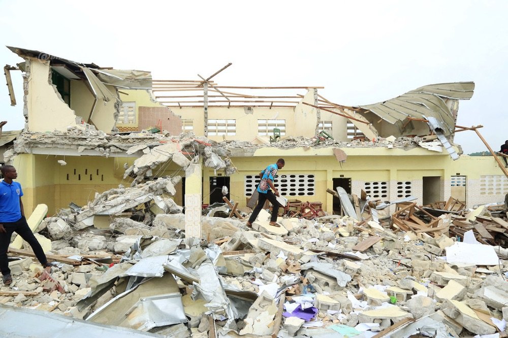 Image de Faits Divers. Le récent cas de vol avec effraction à Abidjan soulève des questions sur les effets du déguerpissement sur les moyens de subsistance des habitants. Le jeune IB, impliqué dans ce délit, a pointé du doigt le projet de déguerpissement du District Autonome d’Abidjan comme cause de son passage à l'acte. Cet incident met en lumière les défis sociaux auxquels sont confrontés certains résidents suite à ces mesures de rénovation urbaine. Les Faits : Un Vol Pris sur le Vif Le 16 mai 2024, IB, un jeune homme dans la trentaine, s'est retrouvé devant les juges pour répondre d'un vol avec effraction. L'accusation portait sur le cambriolage d'un appartement où il aurait dérobé une télévision de 50 pouces. L'absence du propriétaire, en mission à l'étranger, a offert une opportunité à IB pour commettre son méfait. Cependant, sa tentative a été compromise par l'intervention d'un voisin vigilant qui a alerté les habitants de l'immeuble. Pris sur le fait, IB a tenté de se défendre en prétendant s'être trompé de domicile, mais sa tentative d'explication a été rejetée par les témoins. Conduit à la police, il a finalement été condamné à 12 mois de prison et à une amende de 500 000 FCFA. IB a invoqué le projet de déguerpissement du District Autonome d'Abidjan comme motif de son acte délictueux. Il a souligné que la destruction de sa quincaillerie à Yopougon dans le cadre de ces opérations l'avait laissé sans emploi, le poussant ainsi à se tourner vers des moyens illicites pour subsister. Cette affaire met en évidence les conséquences sociales et économiques souvent négligées des politiques de déguerpissement. Bien que ces projets visent à moderniser les infrastructures urbaines, ils peuvent également entraîner la perte de moyens de subsistance pour de nombreux habitants. La destruction de commerces informels ou de logements précaires peut plonger des individus dans la précarité et les pousser à des comportements désespérés. Équilibre entre Développement Urbain et Justice Sociale Il est crucial que les autorités élaborent des politiques de déguerpissement qui tiennent compte des besoins et des droits des résidents. Cela implique de garantir des mesures d'accompagnement pour les personnes affectées, telles que des solutions de relogement ou des aides financières pour la reconstruction de leurs moyens de subsistance. Pour prévenir la marginalisation sociale et la délinquance, il est essentiel d'investir dans l'éducation et la formation professionnelle des populations touchées par les déguerpissements. En offrant des opportunités d'apprentissage et de réinsertion professionnelle, les autorités peuvent contribuer à prévenir les situations de vulnérabilité et à favoriser l'autonomisation des individus. L'affaire d'IB met en lumière les défis complexes auxquels sont confrontées les communautés urbaines en période de transformation urbaine. Alors que les projets de déguerpissement visent à améliorer la qualité de vie dans les villes, ils doivent être menés de manière responsable et inclusive. En fin de compte, comment les autorités peuvent-elles concilier les impératifs du développement urbain avec les besoins sociaux et économiques des populations affectées, afin de construire des villes plus justes et durables ?