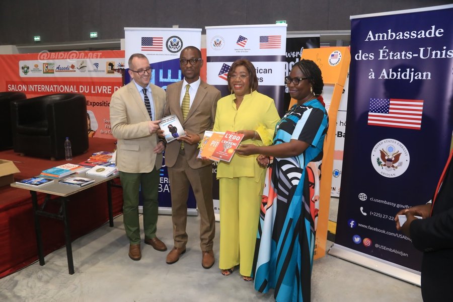 Image de Littérature. Une centaine de femmes membres du Compendium des compétences féminines de Côte d'Ivoire (COCOFCI) ont activement participé à une conférence sur le mentorat et le leadership lors de la 14e édition du Salon international du livre d'Abidjan (SILA 2024), qui s'est déroulée le 17 mai 2024 au Parc d'exposition d'Abidjan. Organisée par la Chaire UNESCO, cette rencontre a offert aux femmes une plateforme pour s'enrichir intellectuellement et être inspirées par les valeurs véhiculées à travers les ouvrages de l'auteure Euphrasie Yao, notamment "Le secret d'une aventure, celle qu'on attendait pas au sommet" et "Comment naissent les Étoiles, l'alliance entre le genre et la paix en Côte d'Ivoire", coécrit avec la journaliste norvégienne Charlotte Wiggen. Inspirer à travers les livres : Une quête de leadership et de développement personnel Dans son allocution, Euphrasie Yao a souligné l'importance du SILA en tant que lieu de rencontre et d'échange, offrant aux hommes et aux femmes l'opportunité d'enrichir leurs connaissances et de renforcer leur mentalité. Elle a mis en avant les enseignements tirés de ses ouvrages, débordants de mystères et d'histoires, mettant en lumière des individus nés de valeurs fortes et partageant leurs expériences. Euphrasie Yao a incité les femmes à exploiter leurs capacités pour atteindre l'émancipation désirée. Elle a partagé des conseils pratiques pour renforcer les compétences et améliorer le mindset des femmes, les encourageant à adhérer à l'idéologie du Compendium des compétences féminines de Côte d'Ivoire. Soulignant le caractère national de ce programme et sa volonté de promouvoir la visibilité des femmes, elle a interpellé celles qui ne sont pas encore inscrites, questionnant leur désir réel de leadership. Elle les a exhortées à rejoindre le Compendium pour s'engager pleinement dans leur parcours vers le leadership. Vers un avenir de leadership féminin en Côte d'Ivoire ? La participation des femmes du COCOFCI au SILA 2024 a été bien plus qu'une simple rencontre littéraire. C'était une occasion pour elles de s'inspirer, de se renforcer et de s'engager activement dans leur quête d'émancipation et de leadership. Sous la direction d'Euphrasie Yao, ces femmes ont été encouragées à embrasser leur potentiel et à jouer un rôle actif dans la transformation de la société ivoirienne. À travers leurs actions et leur engagement, elles ouvrent la voie à un avenir où le leadership féminin occupe une place centrale dans le développement de la Côte d'Ivoire.