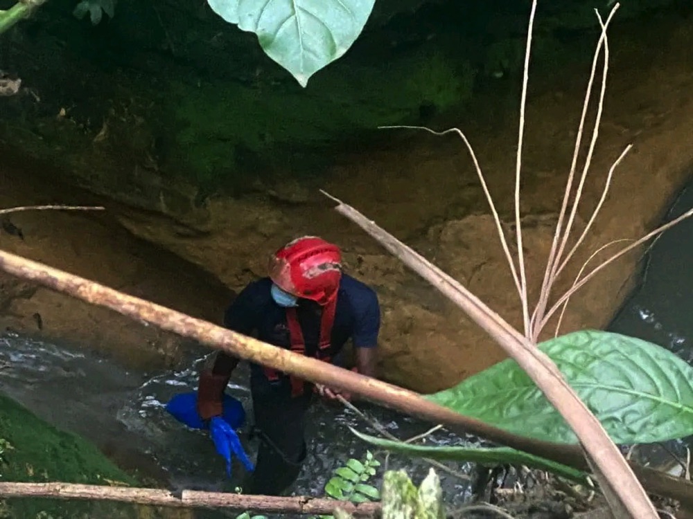 Image de Faits Divers. Une nouvelle tragique secoue la commune d'Abobo, au nord d'Abidjan. Le vendredi 17 mai dernier, le corps sans vie d'un nouveau-né a été découvert dans un caniveau du quartier Sagbé. Cette macabre découverte a été signalée par le Groupement des sapeurs pompiers militaires (GSPM), suscitant une profonde consternation au sein de la communauté. Une tragédie dans le quartier Sagbé Selon les informations fournies par le GSPM dans un communiqué officiel, l'alerte a été reçue à 15h46, le vendredi après-midi, signalant la présence d'un nourrisson dans un caniveau à Abobo Sagbé. Les pompiers se sont immédiatement rendus sur les lieux et ont confirmé la découverte du corps sans vie du bébé. Le lieutenant Paul Kouamé, porte-parole du GSPM, a déclaré : "Nous avons découvert le corps du nouveau-né dans le caniveau et nous l'avons récupéré à l'aide d'un dispositif de corde." Cette triste nouvelle a suscité une vive émotion parmi les habitants du quartier et au-delà. La découverte de ce corps sans vie a été qualifiée d'acte déplorable et condamnable par les autorités locales et les représentants des forces de l'ordre. Le maire d'Abobo, M. Amadou Karamoko, a exprimé son indignation face à cet événement tragique, soulignant que des mesures seront prises pour enquêter sur cette affaire et traduire les responsables en justice. "Nous condamnons fermement cet acte inhumain. La vie humaine est sacrée et un tel acte est intolérable dans notre société", a déclaré le maire lors d'une conférence de presse organisée en réaction à cette tragédie. Appel à la vigilance et à la solidarité Cette découverte macabre a également suscité une réaction forte au sein de la communauté, appelant à une vigilance accrue et à une solidarité renforcée pour protéger les plus vulnérables de la société. "Nous devons rester unis en ces moments difficiles et redoubler d'efforts pour assurer la sécurité et le bien-être de tous, en particulier des enfants", a déclaré Mme Fatou Diallo, une résidente du quartier Sagbé. "Il est essentiel que nous travaillions ensemble pour prévenir de tels événements à l'avenir et pour soutenir les familles affectées par cette tragédie", a-t-elle ajouté. Alors que la communauté d'Abobo tente de surmonter le choc de cette tragédie, une question persiste : quelles mesures seront prises pour prévenir de tels événements à l'avenir ?