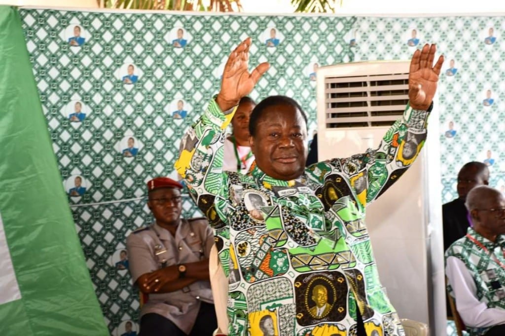 Image de Politique. À quelques jours des obsèques de l'ancien président ivoirien, Henri Konan Bédié, un militant du PDCI-RDA, Atchuelou Etchouin, exprime des réserves concernant l'implication de la belle-famille dans les préparatifs funéraires. Des questions troublantes Dans une note adressée à l'opinion publique, Atchuelou Etchouin soulève des interrogations sur le rôle prépondérant de la belle-famille dans l'organisation des obsèques du défunt président. Il s'interroge sur les motivations derrière cette démarche, se demandant si elle est d'ordre financier ou sollicite une assistance particulière. L'initiative de la belle-famille de faire le tour des dignitaires politiques pour annoncer le décès de Henri Konan Bédié laisse transparaître, selon Etchouin, une volonté d'organisation parallèle des funérailles. Cette démarche contraste avec les précédentes obsèques présidentielles en Côte d'Ivoire, où le parti politique et le gouvernement étaient traditionnellement responsables de l'organisation des cérémonies. Un contexte politique tendu Cette situation intervient dans un contexte politique tendu, marqué par la scission entre le PDCI-RDA et le RHDP en 2018. Après l'élection présidentielle de 2020, où Henri Konan Bédié est devenu le chef de l'opposition, des tensions persistent entre les deux entités politiques. La présence de la belle-famille dans les préparatifs funéraires pourrait être perçue comme un élément supplémentaire de cette dynamique politique complexe. Enfin, Etchouin fait référence à la culture akan, où les palabres sont souvent réglées pendant les funérailles. Cette observation soulève la question de savoir si les obsèques de Henri Konan Bédié seront uniquement un moment de recueillement familial ou s'il y aura également des enjeux politiques en toile de fond. À l'approche de ces funérailles, l'attitude de la belle-famille continue de susciter des débats et des spéculations au sein de l'opinion publique ivoirienne, laissant planer une atmosphère de questionnement quant aux véritables motivations derrière cette implication particulière.