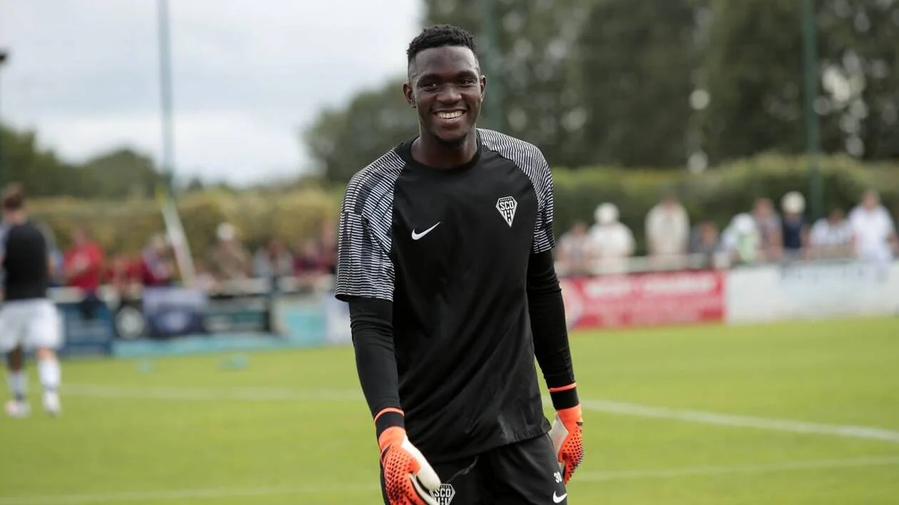 Image de Football. Après une saison bien maîtrisée en Ligue 2, Angers SCO a validé son retour dans l'élite du football français. Avec un total de 68 points en 38 journées, le club a su assurer sa promotion lors de la 38e journée de championnat, marquée par un match nul contre l'USL Dunkerque. Cette accession en Ligue 1 marque un retour tant attendu pour les Noir et Blanc, un an après leur relégation. La contribution de Yahia Fofana Au cœur de cette réussite se trouve Yahia Fofana, le portier ivoirien d'Angers. Avec ses performances remarquables tout au long de la saison, Fofana a été l'un des piliers de l'équipe. Réalisant un total impressionnant de 14 clean sheets, il a démontré son talent et son importance pour le club. De plus, il détient le meilleur pourcentage d'arrêts de toute la compétition, illustrant ainsi son impact majeur sur le terrain. Cette montée en Ligue 1 représente un succès majeur pour Angers SCO, récompensant les efforts déployés tout au long de la saison. Le retour dans l'élite du football français offre de nouvelles opportunités pour le club de démontrer son talent et sa compétitivité sur la scène nationale. Les défis à venir pour Yahia Fofana et Angers SCO Alors que la saison prochaine en Ligue 1 se profile à l'horizon, Yahia Fofana et Angers SCO se préparent à relever de nouveaux défis. En tant que gardien de but talentueux, Fofana devra continuer à démontrer sa qualité et sa constance au plus haut niveau. Son rôle clé dans l'équipe sera essentiel pour aider Angers à s'établir solidement dans l'élite du football français. Pour Angers SCO, le retour en Ligue 1 est synonyme de nouveaux objectifs et ambitions. Le club visera à se maintenir au plus haut niveau tout en aspirant à atteindre de nouveaux sommets dans la compétition. Avec une équipe motivée et déterminée, Angers cherchera à s'imposer comme une force à ne pas sous-estimer dans le paysage du football français. En conclusion, la promotion d'Angers SCO en Ligue 1 et la contribution de Yahia Fofana illustrent le talent et la détermination qui animent le football français. Alors que de nouveaux défis attendent le club et ses joueurs, cette réussite offre une occasion de célébrer et de se préparer pour l'avenir passionnant qui se profile. Quel est votre avis sur le sujet ?