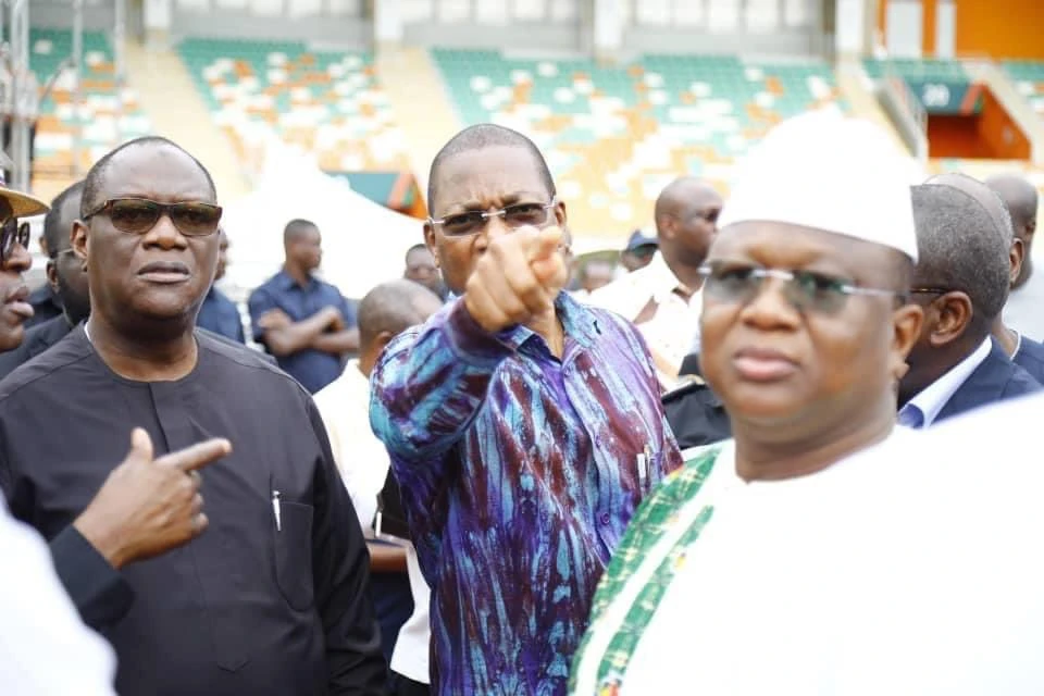 Image de Politique. Le samedi 18 mai 2024, le Stade Amadou Gon Coulibaly de Korhogo a été le théâtre d'une cérémonie d'hommage au Président Alassane Ouattara. Cette manifestation, organisée par le District des Savanes, a été un moment de reconnaissance envers le chef de l'État pour ses réalisations et son engagement. L'événement a attiré une foule de militants et de sympathisants du RHDP venus des régions avoisinantes pour exprimer leur soutien et leur gratitude. Une affluence remise en question Cependant, un chiffre avancé par Fidèle Sarassoro, Directeur de Cabinet du Chef de l'État et Président du Conseil Régional de la région du Poro, a suscité des doutes. Sarassoro a affirmé que plus de 80 000 personnes ont assisté à la cérémonie d'hommage à Alassane Ouattara, ce qui a été contesté par certains observateurs politiques. Notamment, El Hadj Mamadou Traoré, cadre du parti GPS de Guillaume Soro, a exprimé son scepticisme quant à cette affirmation. Traoré a remis en question la capacité du stade, soulignant qu'il ne pouvait accueillir que 20 000 personnes. Cette polémique autour du nombre de participants reflète les tensions politiques en Côte d'Ivoire, à l'approche des élections présidentielles de 2025. Les opposants du RHDP accusent le parti au pouvoir de manipuler les chiffres pour exagérer sa popularité et sa force. Un débat révélateur Cette controverse met en lumière les tensions politiques persistantes dans le pays. Alors que le parti au pouvoir célèbre son leader, ses détracteurs remettent en question la véracité des chiffres de mobilisation. Dans un contexte où la confiance politique est fragile, la question de la transparence et de la crédibilité des données devient cruciale. La controverse autour du nombre de participants à cet événement pourrait influencer la perception du public envers le gouvernement en place. Les électeurs pourraient être de plus en plus sceptiques face aux affirmations officielles, ce qui pourrait avoir des répercussions sur les résultats des prochaines élections. La confiance du peuple est-elle mise à l'épreuve par ces polémiques sur les chiffres de mobilisation politique ?