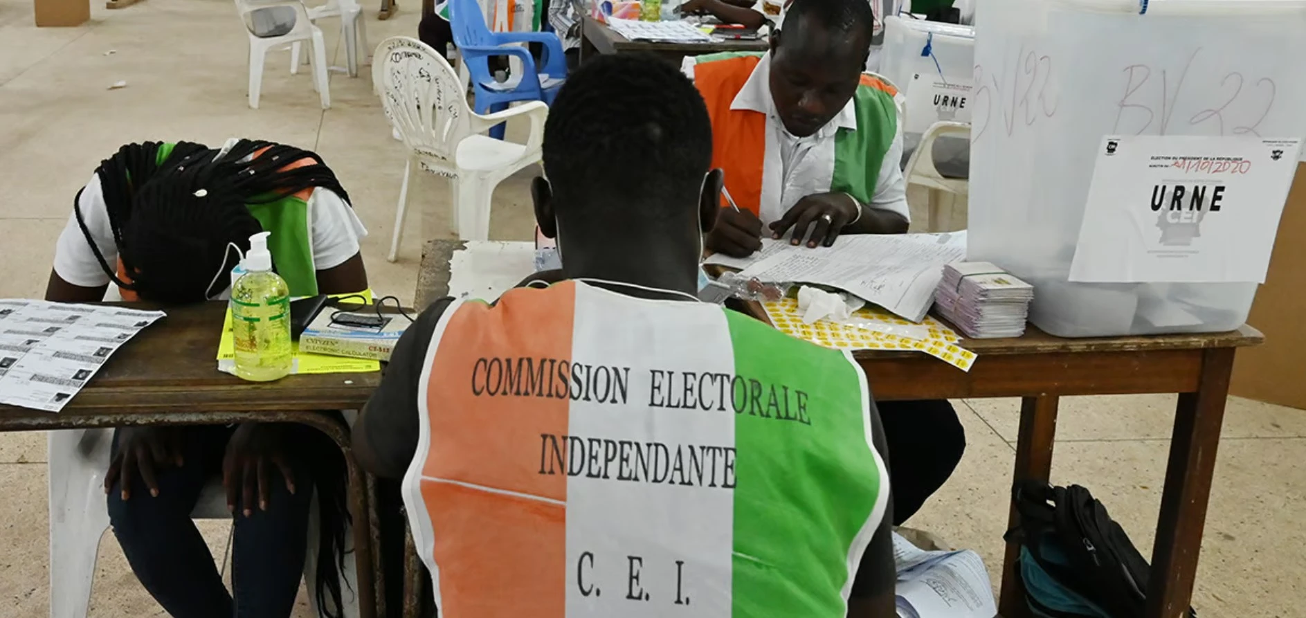 Image de Politique. Alors que l'horloge électorale de la Côte d'Ivoire avance inexorablement vers les élections présidentielles de 2025, une ombre menaçante plane sur le paysage politique du pays. C'est la crise de confiance publique envers la Commission Électorale Indépendante (CEI), l'institution censée orchestrer une élection libre, équitable et transparente. L'alarme d'Afrobarometer : scepticisme grandissant à l'égard de la CEI D'après les informations recueillies récemment par Afrobarometer, un prestigieux réseau de recherche politique non partisan sur le continent africain, environ 67% des citoyens Ivoiriens expriment une méfiance notable envers la CEI. Cette statistique contraste fortement avec les 22% de la population qui affirment encore leur confiance dans l'institution. Cette enquête d'Afrobarometer a impliqué un panel représentatif allant de 1200 à 2400 participants par pays, avec une marge d'erreur de +/- deux à trois points de pourcentage. Il est important de noter que, parmi les 38 pays Africains sondés par Afrobarometer, la confiance moyenne dans les commissions électorales nationales est de 39%. Ainsi, avec un indicateur de confiance qui n'atteint que 22%, la Côte d'Ivoire se situe bien en dessous de la moyenne du continent. Il est essentiel de rappeler qu'une enquête réalisée par Afrobarometer entre août et septembre 2014 avait déjà mis en évidence un manque de confiance significatif de la part du public ivoirien envers la CEI. Ces résultats mettent en lumière un défi colossal pour les autorités : comment restaurer la confiance dans une institution dont la crédibilité a été sérieusement éclaboussée dans le passé ? La CEI sous le feu des critiques : une réforme nécessitée ? Cette situation appelle à une question délicate et controversée : la CEI a-t-elle besoin d'une réforme importante pour retrouver la confiance populaire ? Les appels à la réforme sont de plus en plus nombreux, en particulier parmi les figures de proue de l'opposition tels que le Parti des Peuples Africains – Côte d'Ivoire (PPA-CI), dirigé par l’ancien président Laurent Gbagbo, l'ex-Première Dame Simone Gbagbo et l'ancien ministre Charles Blé Goudé. En articulant leur mécontentement, l'opposition dénoncent ce qu'ils perçoivent comme des biais partisans au sein de la CEI. Il est allégué que 16 des 18 membres de la CEI sont liés au parti au pouvoir, une revendication qui jette de l'huile sur le feu de la méfiance publique. Il est évident que la Côte d'Ivoire se trouve à un carrefour crucial de son histoire électorale. La confiance des citoyens dans le processus est faible, et le temps pour rectifier la situation est restreint. La question reste cependant ouverte : comment les autorités pourront-elles restaurer la confiance du peuple envers le processus électoral et assurer des élections justes et pacifiques en 2025 ?