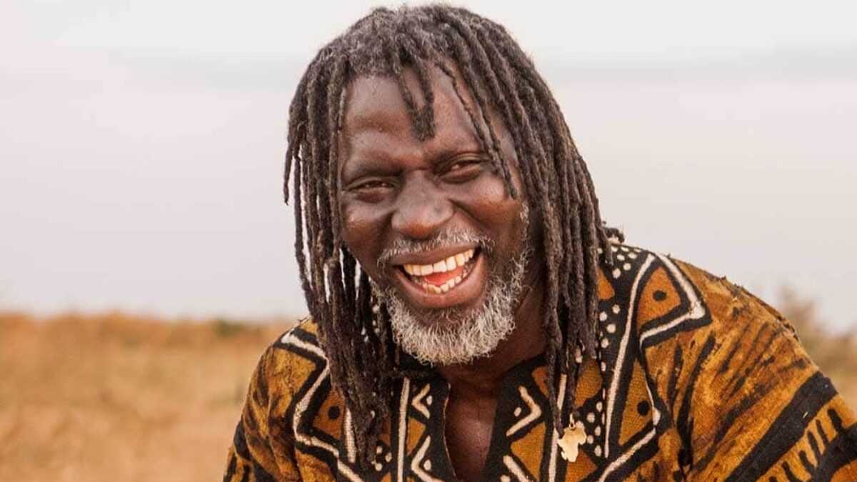 Deuxième Image de Musique/Radio. Tiken Jah Fakoly, né Doumbia Moussa Fakoly le 23 juin 1968 à Odienné, en Côte d'Ivoire, est un auteur-compositeur et chanteur de reggae reconnu internationalement. Son influence va au-delà de la scène musicale, servant de voix puissante pour les défavorisés et les opprimés. Biographie Fils d'une famille de forgerons mais descendant d'un chef guerrier, Fakoly Koumba Fakoly Daaba, Tiken Jah Fakoly est né et a grandi à Odienné dans le nord-ouest de la Côte d'Ivoire. Il a découvert la musique reggae à un jeune âge et a formé son premier groupe appelé Djelys en 1987. Sa musique a rapidement gagné en popularité au niveau régional puis national grâce à ses concerts. Carrière musicale La carrière de Tiken Jah Fakoly s'est véritablement lancée en 1998 lorsqu'il s'est produit pour la première fois sur une scène européenne à Paris. Son succès a continué à croître et en 2002, son album "Françafrique" a remporté la Victoire de la musique dans la catégorie "Reggae/Ragga/World". Tiken Jah Fakoly est connu pour son franc-parler et pour ses prises de position tenaces contre l'injustice et la corruption. Cela lui a valu à la fois l'admiration de ses fans et l'hostilité de certains gouvernements. En 2007, à la suite d'un festival au Sénégal, le gouvernement sénégalais l'a déclaré "persona non grata" en raison de ses déclarations jugées "fracassantes, insolentes et discourtoises". En 2014, il a fait un retour triomphal sur la scène musicale avec la sortie de son nouvel album "Dernier appel". En 2015, il a sorti "Racines", un album de reprises de standards du reggae. Suivi de "Le monde est chaud" en 2019, son dixième album studio. Engagement en faveur de l'éducation et prises de position Tiken Jah Fakoly a lancé en 2009 une campagne intitulée « Un concert une école » qui a permis le financement de la construction d’écoles en Côte d'Ivoire et au Mali. Tiken Jah Fakoly est également réputé pour son engagement politique à travers ses chansons. Il milite pour l'annulation de la dette des pays africains et pour un mouvement altermondialiste. Les paroles de ses chansons parlent beaucoup des injustices que subit le peuple africain, dénoncent le colonialisme et le néocolonialisme et critiquent sévèrement les régimes africains corrompus. Discographie & Collaborations La discographie de Fakoly est riche de plusieurs albums reconnus qui ont contribué à consolider sa position de leader dans le monde du reggae. Des albums tels que "African Revolution" sorti en 2010, "Dernier Appel" sorti en 2014 et "Racines", un album de reprises de standards du reggae sorti en 2015 attestent de son talent et de sa créativité. Fakoly a également travaillé aux côtés d'artistes de renom tels que Bernard Lavilliers, Amadou & Mariam, Manu Chao et Soprano, témoignant ainsi de son influence et de sa popularité croissantes. Les albums les plus connus de Tiken Jah Fakoly sont : "Mangercratie" (1996) : Cet album a été le premier à porter la musique de Tiken Jah Fakoly à un public international plus large. Il contient plusieurs chansons puissantes qui traitent de la corruption politique et des inégalités sociales. "Cours d'Histoire" (1999) : C'est l'un des albums les plus populaires de Tiken. Il aborde des sujets profonds comme l'histoire, la politique, le pan africanisme, ainsi que d'autres problématiques sociales qui touchent l'Afrique. "Françafrique" (2003) : Cet album a remporté le prix de l'album Reggae/Ragga/World de l'année aux Victoires de la musique en 2003. Il représente une dénonciation sans équivoque de la néocolonisation de l'Afrique par les anciennes puissances coloniales. Le titre de l'album est un jeu de mots sur la France et l'Afrique, soulignant les relations problématiques entre les deux. "Le Caméléon" (200 : Cet album est une célébration de la diversité et témoigne de sa capacité à évoluer et à s'adapter tout en conservant l'authenticité de sa musique. "African Revolution" (2010) : C'est un appel au changement et à la révolution en Afrique. Il a été bien accueilli par les critiques et a solidifié sa réputation de musicien révolutionnaire. "Dernier Appel" (2014) : Dans cet album, Tiken fait appel à ses auditeurs pour se tenir debout contre l'injustice et prendre des mesures pour un avenir meilleur en Afrique. "Racines" (2015) : C'est un album de reprises de standards du reggae, c'est une façon pour lui de rendre hommage aux grands maîtres du genre qui l'ont précédé. "Le Monde Est Chaud" (2019) : C'est son dixième album studio dans lequel il continue à aborder des sujets graves tels que le réchauffement climatique, la corruption ou l'exploitation des ressources naturelles. Tiken Jah Fakoly est un artiste qui utilise sa musique pour éveiller les consciences et dénoncer l'injustice. Son parcours est marqué par un engagement indéfectible en faveur de l'éducation et de la justice sociale. Sa musique continue d'inspirer et de toucher des millions de personnes à travers le monde. Que pensez-vous de l'homme et de sa carrière ? Instagram Officiel : TikTok Officiel : Twitter Officiel : YouTube :