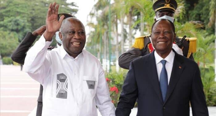 Image de Politique. La Côte d'Ivoire se prépare à vivre une élection présidentielle historique en 2025, où deux figures emblématiques de la politique ivoirienne, Laurent Gbagbo et Alassane Ouattara, pourraient s'affronter de nouveau. La dernière confrontation entre les deux hommes remonte à 2010, marquée par une crise post-électorale violente qui a secoué le pays. Aujourd'hui, malgré les années et les défis, Gbagbo et Ouattara semblent prêts à renouveler ce duel qui a façonné la scène politique ivoirienne. Quels enjeux et quelles dynamiques se dessinent pour cette élection tant attendue ? Plongeons au cœur de cette compétition politique intense. Laurent Gbagbo : Un Retour en Force Après une longue détention à La Haye, Laurent Gbagbo est revenu en Côte d'Ivoire avec une ambition claire : reprendre le pouvoir. À 78 ans, il ne montre aucun signe de retrait. Au contraire, il est plus actif que jamais sur la scène politique, multipliant les meetings et les apparitions publiques. « Mon retour est un acte de foi en l’avenir de notre pays », a-t-il déclaré lors d’une récente allocution. Pourtant, l'ancien président fait face à un obstacle majeur : son inéligibilité actuelle. Gbagbo a officiellement annoncé sa candidature pour 2025, mais il doit d'abord être réinscrit sur la liste électorale. Cette réinscription est devenue une priorité pour lui et ses partisans. « (...) maintenant tout faire pour que mon nom soit à nouveau inscrit sur la liste électorale », a-t-il insisté lors d’un meeting en mars dernier. La validation de sa candidature par les autorités compétentes est donc cruciale pour son retour en politique. Au sein du Parti des Peuples Africains - Côte d'Ivoire (PPA-CI), la candidature de Gbagbo ne fait aucun doute. Le parti s'est déjà engagé à fond dans la campagne, élaborant des stratégies pour reconquérir le pouvoir en 2025. « Nous croyons en la victoire de Gbagbo », affirme un cadre du PPA-CI. Cependant, la question de l’alternative en cas de rejet de sa candidature reste floue, témoignant de la dépendance du parti envers son leader charismatique. À 83 ans, Alassane Ouattara reste une figure incontournable du paysage politique ivoirien. Bien que n'ayant pas encore officiellement annoncé sa candidature pour un quatrième mandat, ses partisans au Rassemblement des Houphouëtistes pour la Démocratie et la Paix (RHDP) ne cachent pas leur désir de le voir concourir à nouveau. « Ouattara est notre candidat naturel », martèle un haut cadre du parti lors d’un récent meeting. Le silence de Ouattara à ce stade suscite de nombreuses spéculations. Certains y voient une stratégie pour jauger le terrain politique, d'autres y perçoivent une hésitation face à l’usure du pouvoir et aux défis à venir. « Le président Ouattara saura prendre la bonne décision pour notre pays », déclare un fidèle soutien. Le RHDP, en tout cas, ne semble pas envisager de plan B, ce qui renforce l'hypothèse d’une nouvelle candidature du président sortant. Un Duel Direct ou Par Procuration ? Même si Gbagbo et Ouattara ne se présentent pas directement à la présidentielle, leur influence pourrait se faire sentir à travers des candidats qu'ils soutiendraient. Cette possibilité ouvre la voie à un duel par procuration, où chaque camp chercherait à imposer son candidat. « Le vrai combat se jouera sur le terrain des idées et des projets pour la Côte d'Ivoire », affirme un analyste politique. Plusieurs scénarios se dessinent pour cette élection : un affrontement direct entre Gbagbo et Ouattara, un duel par candidats interposés, ou encore l'émergence d'un troisième homme qui pourrait redistribuer les cartes. Quelle que soit l'issue, la campagne s'annonce intense et déterminante pour l'avenir du pays. Au-delà des rivalités personnelles, l’élection de 2025 sera également un test pour la réconciliation nationale. La crise de 2010 a laissé des cicatrices profondes, et nombreux sont ceux qui espèrent que cette nouvelle élection puisse marquer un tournant vers une paix durable. « Nous devons tirer les leçons du passé et construire un avenir apaisé », a déclaré récemment un membre influent de la société civile. Alors que la Côte d'Ivoire se dirige vers l'élection présidentielle de 2025, les figures de Laurent Gbagbo et Alassane Ouattara dominent toujours le paysage politique. Leur possible affrontement, direct ou indirect, suscite autant d’espoirs que de craintes dans un pays encore marqué par les turbulences passées. L’issue de cette élection pourrait bien déterminer l’orientation future de la nation ivoirienne. Face à cette situation, une question demeure : la Côte d'Ivoire est-elle prête à tourner définitivement la page de ses querelles politiques pour embrasser un avenir de stabilité et de développement ?