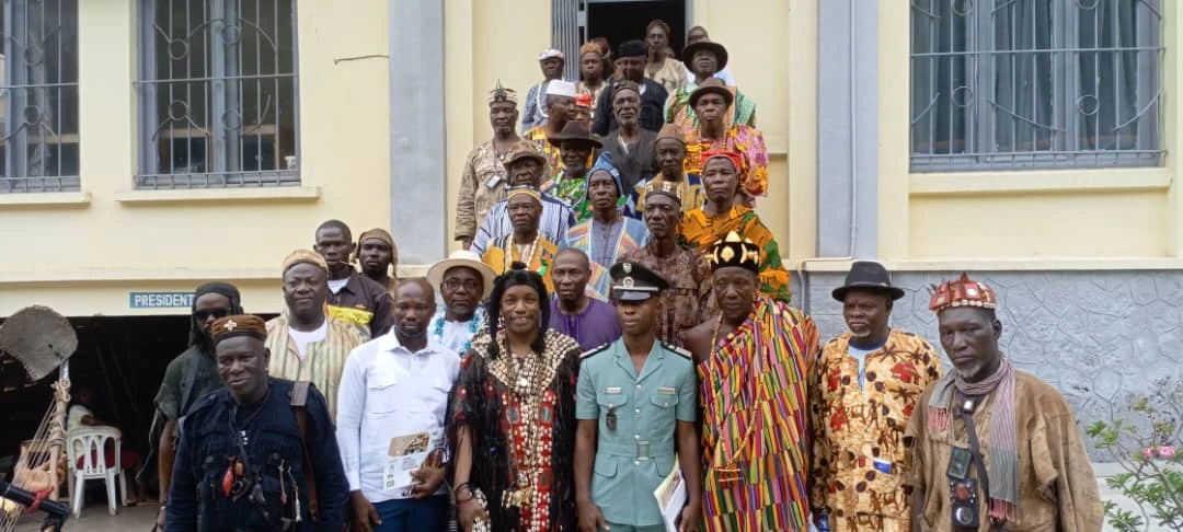 Image de Culture. La Fédération Nationale des Confréries Dozos de Côte d’Ivoire (FENACODOCI) a ouvert les portes de la première édition de la Semaine du Dozoya le 17 mai 2024, à la Maison de la Presse sur la commune du Plateau. Cet événement marque le début d'une série d'activités culturelles visant à célébrer et à mettre en valeur l'héritage culturel et traditionnel des Dozos dans le pays. Un Aperçu des Activités Prévues La Semaine du Dozoya se déroulera du 22 au 30 juin 2024 dans le district du Woraba. Organisée par l'ensemble des confréries Dozos de la Côte d'Ivoire, cette semaine culturelle sera riche en événements variés. Une foire commerciale sera au rendez-vous, mettant en avant des produits thérapeutiques et offrant des consultations diverses. Des conférences seront également organisées pour échanger sur la culture dozo, tandis que des danses folkloriques et des démonstrations mystiques ajouteront une touche de tradition à l'événement. La reconnaissance institutionnelle de la Semaine du Dozoya est cruciale pour son succès. Le Sous-directeur des logistiques, M. Brou Kouamé, représentant la ministre de la Culture et de la Francophonie, a souligné l'importance du Dozoya dans le patrimoine culturel ivoirien. Le ministère de la Culture est pleinement engagé à soutenir et à préserver cette partie essentielle de l'identité culturelle du pays. Mobilisation et Vision Le président des Dozos ivoiriens et de la FENOCODOCI, Dozoba Dosso Sorry, a appelé à la mobilisation de tous les Dozos pour participer massivement à cette célébration. Il a souligné l'unité et la diversité au sein de la communauté Dozo, invitant les membres de toutes les régions à rejoindre cet événement. Cette semaine vise non seulement à célébrer la culture Dozo, mais aussi à recenser et à préserver les traditions sacrées présentes dans cette culture ancestrale. La Semaine du Dozoya représente une opportunité unique de promouvoir et de préserver l'héritage culturel et traditionnel de la Côte d'Ivoire. En mobilisant les ressources et en rassemblant les communautés, cet événement contribuera à renforcer l'identité culturelle nationale. Au-delà de la simple célébration, elle ouvre la voie à une reconnaissance plus large et à une valorisation continue de la richesse culturelle du pays. Comment la Semaine du Dozoya peut-elle contribuer à renforcer les liens sociaux et culturels au sein de la société ivoirienne ?