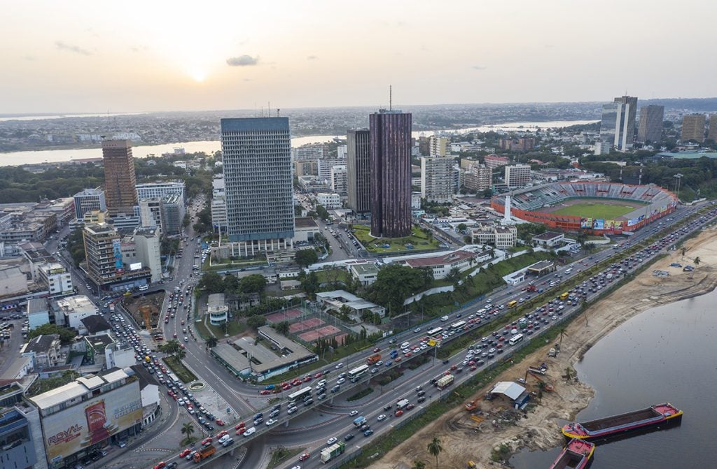 Image de Politique. La Côte d’Ivoire, premier producteur mondial de cacao, a franchi une étape significative dans le domaine financier en surpassant l’Afrique du Sud pour devenir le pays d'Afrique subsaharienne avec la meilleure notation en termes d'encours de dette extérieure. Cette évolution marque un tournant majeur dans l'économie de la région et souligne la trajectoire ascendante de la Côte d'Ivoire sur la scène internationale. Une nouvelle position de leadership économique La récente confirmation de la notation de la dette de la Côte d'Ivoire à BB- par S&P Global Ratings, avec une perspective positive, témoigne de la vigueur économique du pays. Cette amélioration est attribuée à ce que l'agence de notation a qualifié de renforcement du profil de la dette ivoirienne, tandis que la perspective de l'Afrique du Sud est demeurée stable. Cette avancée s'est également reflétée sur les marchés financiers, avec une baisse significative du rendement des obligations ivoiriennes arrivant à échéance en 2028. Cette tendance a été observée en parallèle à une baisse du rendement des obligations sud-africaines en dollars à échéance 2030, soulignant ainsi la dynamique changeante dans la région. La Côte d'Ivoire a récemment conclu avec succès une émission d'euro-obligations de 2,6 milliards de dollars, mettant fin à près de deux ans de blocage des marchés de capitaux internationaux. De plus, le pays a consolidé son potentiel économique en obtenant un accord de financement de 4,8 milliards de dollars avec le FMI, renforçant ainsi ses finances et ses réserves. Perspectives d'avenir Les perspectives positives pour la Côte d'Ivoire reflètent une croissance économique robuste, soutenue par des réformes économiques, l'appui des donateurs et la stabilité monétaire et politique. Cette trajectoire ascendante pourrait se traduire par une réduction significative des déséquilibres extérieurs et budgétaires au cours des prochaines années, avec une augmentation prévue des exportations de matières premières. Malgré ces succès, des experts soulignent la nécessité d'une consolidation budgétaire plus poussée pour stabiliser les niveaux d'endettement, même si la Côte d'Ivoire a gagné une solide réputation sur les marchés financiers mondiaux sous l'administration actuelle. Cette consolidation budgétaire pourrait être essentielle pour maintenir des niveaux d'endettement viables à long terme. La Côte d'Ivoire, en surpassant l'Afrique du Sud en matière de notation de la dette souveraine, témoigne de la résilience et de la vigueur de son économie. Cette réussite souligne l'importance des politiques économiques efficaces et des réformes structurelles dans la promotion de la stabilité financière et de la croissance durable. Toutefois, des défis subsistent, notamment en matière de consolidation budgétaire, qui nécessiteront une attention continue pour assurer la solidité à long terme de l'économie ivoirienne. Quelles autres mesures pourraient être prises pour consolider davantage la situation financière de la Côte d'Ivoire et maintenir sa trajectoire ascendante sur la scène économique internationale ?