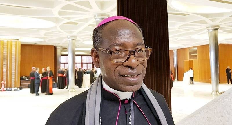 Image de Religion. Les fidèles catholiques d'Abidjan accueillent une nouvelle aujourd'hui : Monseigneur Ignace Bessi Dogbo a été nommé Archevêque Métropolitain d'Abidjan. Cette annonce a été faite par l'Église catholique via Eclessia TV ce lundi 20 mai 2024. Une Succession Importante Monseigneur Ignace Bessi Dogbo, précédemment Archevêque Métropolitain de Korhogo, prend désormais la tête de l'archidiocèse d'Abidjan, succédant ainsi à Jean-Pierre Cardinal Kutwa. Sa nomination à Korhogo remonte à 2021, année où le Pape François l'a désigné pour cette fonction. Auparavant, en 2017, il assumait déjà les responsabilités d’administrateur apostolique à Korhogo. Il a également occupé le poste de président de la Conférence des évêques catholiques de Côte d’Ivoire de 2021 à 2023, en plus d'avoir été évêque de Katiola. Monseigneur Ignace Bessi Dogbo a été ordonné prêtre en 1987 et a commencé son ministère dans le diocèse de Yopougon. Après deux ans de service, il s'est rendu à Rome pour poursuivre ses études à l’Institut biblique pontifical pendant quatre ans. De retour en Côte d'Ivoire en 1993, il a été nommé directeur diocésain des Œuvres pontificales missionnaires. Par la suite, il a occupé plusieurs fonctions importantes, notamment en tant que vicaire général du diocèse de Yopougon de 1995 à 1997, puis en tant que curé de la paroisse de la Cathédrale Saint André de Yopougon. Reconnaissance et Engagement La nomination de Monseigneur Ignace Bessi Dogbo en tant qu'Archevêque Métropolitain d'Abidjan marque une nouvelle étape dans son engagement envers l'Église et la communauté catholique ivoirienne. Son expérience et sa longue carrière dans le service pastoral sont autant de gages de son dévouement envers sa nouvelle mission à Abidjan. Avec cette nouvelle nomination, se posent également des questions sur les futurs défis et opportunités qui attendent Monseigneur Ignace Bessi Dogbo à la tête de l'archidiocèse d'Abidjan. Comment envisage-t-il de guider les fidèles dans un contexte en constante évolution ? Quelles seront ses priorités pastorales et sociales dans cette nouvelle phase de son ministère ? Alors que la communauté catholique d'Abidjan accueille son nouvel Archevêque Métropolitain, elle se prépare également à accompagner et à soutenir Monseigneur Ignace Bessi Dogbo dans cette nouvelle étape de sa mission pastorale.