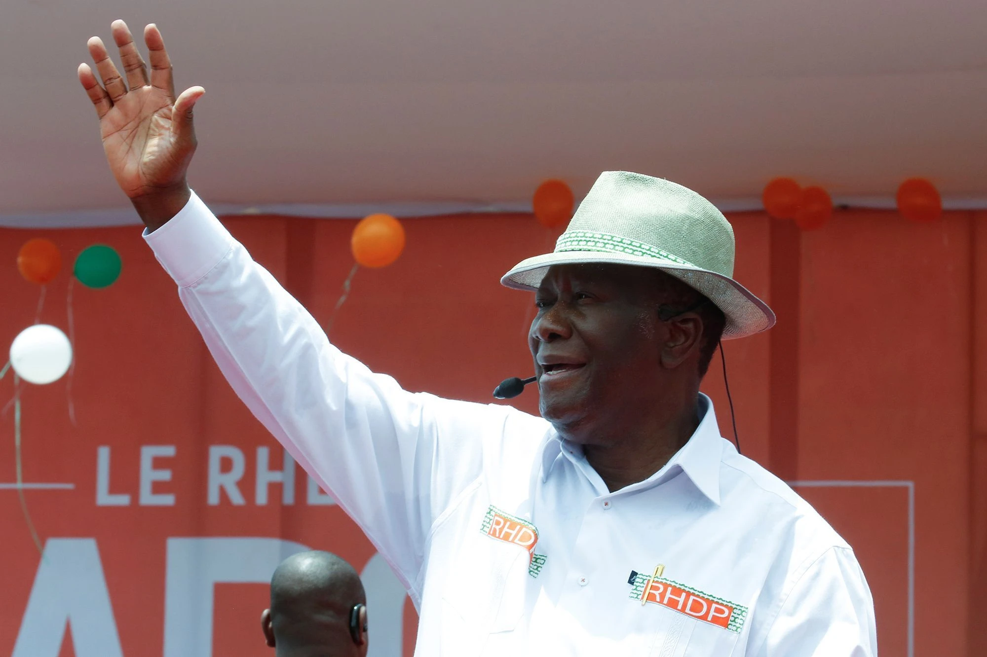 Image de Politique. À quelque seize mois des prochaines échéances présidentielles, la Côte d'Ivoire est en effervescence. La question de la candidature du président Alassane Ouattara pour un quatrième mandat est au cœur des débats, tant au sein du Rassemblement des houphouëtistes pour la démocratie et la paix (RHDP) qu'au sein de l'opinion publique. Les appels en faveur d'une nouvelle candidature du chef de l'État se multiplient, mais les incertitudes demeurent. Cet article explore les dynamiques politiques et les implications d'une potentielle quatrième candidature du président Ouattara, en analysant les enjeux et les perspectives pour la Côte d'Ivoire. Appels Croissants pour un Quatrième Mandat Sur le terrain, les meetings de soutien à la candidature d'Alassane Ouattara se succèdent à un rythme effréné. Le plus marquant de ces rassemblements s’est tenu à Korhogo, où des dizaines de milliers de partisans des régions du Poro, du Tchologo et de la Bagoué ont exprimé leur désir de voir le président en fonction briguer un quatrième mandat. Les slogans et les pancartes brandis par la foule traduisaient une ferveur et une détermination inébranlables. « Alassane, un autre mandat pour la continuité ! », « Pour la stabilité, Ouattara 2025 ! », scandaient-ils en chœur, illustrant ainsi l'attachement de ces populations au leadership du président sortant. Au sein du RHDP, la position est claire et sans équivoque. Les cadres du parti voient en Alassane Ouattara le candidat naturel pour les élections de 2025. Amadou Coulibaly, porte-parole du gouvernement et figure éminente du parti, a récemment déclaré : « Pour nous, les choses sont claires. Notre candidat pour 2025, c’est Alassane Ouattara. Il n’y a même pas débat ». Cette affirmation catégorique met en lumière la confiance que les membres du RHDP placent en leur leader et leur volonté de le voir continuer à diriger le pays. Malgré les appels incessants de ses partisans, Alassane Ouattara continue d'entretenir le suspense quant à sa décision de se représenter. Lors d’une rencontre avec des dignitaires du RHDP, il avait rappelé une conversation avec le magistrat Ouraga Obou, tenue au lendemain de l’adoption de la constitution de 2016. Il avait alors déclaré : « Moi, je ne ferai pas un quatrième mandat parce que je ne veux pas me retrouver président à 90 ans. Si les uns et les autres savent ce que c’est que la charge d’un président de la République, à partir d’un certain âge, eux-mêmes ne chercheraient plus à être président. Ayez pitié de moi, laissez-moi partir, laissez-moi partir pour consacrer du temps à moi-même, à ma famille, et à mes petits-enfants ». Cette déclaration faisait écho à une situation similaire en 2020, lorsque des circonstances exceptionnelles l'avaient contraint à revenir sur sa décision initiale de se retirer de la vie politique. La mort subite d’Amadou Gon Coulibaly, son dauphin désigné, avait bouleversé ses plans, le forçant à briguer un troisième mandat pour garantir la stabilité du pays. Cette situation avait été perçue par beaucoup comme un cas de force majeure, justifiant un écart temporaire à sa promesse. Les Enjeux Politiques et Sociaux d'une Candidature Le débat autour d’une quatrième candidature d’Alassane Ouattara soulève des questions profondes sur l'avenir politique du pays. À 82 ans, le président doit peser les implications de sa décision sur la stabilité et la continuité des politiques actuelles. Les partisans de Ouattara argumentent que son expérience et son leadership sont indispensables pour la Côte d'Ivoire, surtout dans un contexte régional souvent tumultueux. À l'inverse, les opposants soulignent l'importance de la transition démocratique et du renouvellement des élites politiques. La perspective d'un quatrième mandat d’Alassane Ouattara pose également la question de la solidité des institutions démocratiques ivoiriennes. La constitution de 2016, bien que révisée, vise à limiter le nombre de mandats présidentiels pour éviter la concentration excessive du pouvoir. Les critiques estiment qu'une nouvelle candidature pourrait affaiblir ces fondements et donner l’impression d’un retour aux pratiques autoritaires. Le débat sur la limitation des mandats est ainsi central pour l’avenir de la démocratie en Côte d'Ivoire. Alors que le suspense demeure, plusieurs scénarios se dessinent pour l'élection présidentielle de 2025. Si Alassane Ouattara décide de se présenter, il pourrait bénéficier du soutien massif de son parti et de ses partisans, mais il devra également faire face à une opposition déterminée à offrir une alternative. Si, en revanche, il choisit de se retirer, le RHDP devra rapidement trouver un candidat de substitution capable de fédérer et de maintenir l’unité du parti. Les noms de plusieurs cadres du parti circulent déjà, mais aucun ne semble pouvoir égaler l’aura de Ouattara. Dans ce contexte d’incertitude, la voix des Ivoiriens sera cruciale. Les électeurs, à travers leurs choix et leurs attentes, détermineront l'issue de cette élection décisive. Les prochaines semaines seront déterminantes, alors que les candidats potentiels affûtent leurs stratégies et que les alliances politiques se forment et se défont. La Côte d'Ivoire est à un tournant de son histoire politique. La décision d'Alassane Ouattara de se présenter ou non à un quatrième mandat aura des répercussions profondes sur l'avenir du pays. Entre stabilité et renouvellement, les Ivoiriens doivent choisir la voie qui leur semble la plus prometteuse pour leur avenir collectif. Alors que les spéculations battent leur plein, une question demeure : Alassane Ouattara cèdera-t-il à la pression pour se présenter à nouveau, ou ouvrira-t-il la voie à une nouvelle génération de leaders ?