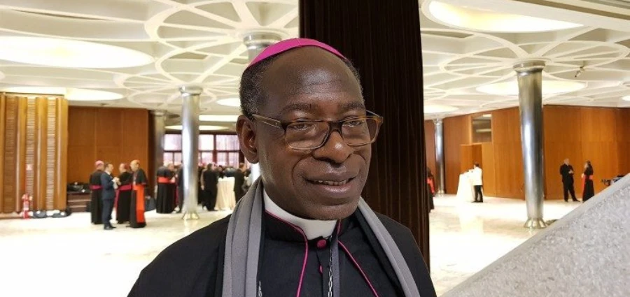 Image de Religion. Dans un geste significatif le lundi 20 mai, le Saint-Père a annoncé la nomination de Mgr Ignace Bessi Dogbo en tant que nouvel archevêque métropolitain d'Abidjan, une décision qui marque un tournant dans la direction pastorale de la plus grande ville de Côte d'Ivoire. Cette nomination intervient suite à la renonciation du Cardinal Jean-Pierre Kutwa à sa charge pastorale, ouvrant ainsi la voie à un nouveau leader pour guider les fidèles catholiques dans la capitale économique ivoirienne. Le Cheminement d'un Berger Dévoué Né le 17 août 1961 à Niangon-Adjamé, Mgr Ignace Bessi Dogbo a bâti son parcours ecclésiastique sur des fondations solides, marquées par un engagement profond envers sa foi et un service dévoué à la communauté catholique ivoirienne. Après son ordination sacerdotale le 2 août 1987, il a embrassé une trajectoire qui l'a conduit à des postes de responsabilité et d'influence au sein de l'église. Après avoir enrichi son savoir à l'Institut Pontifical Biblique de Rome, où il a obtenu une licence en exégèse, Mgr Bessi a commencé son ministère pastoral dans les paroisses, nourrissant spirituellement les fidèles et apportant sa contribution à la croissance de la foi. Sa vision et son leadership l'ont rapidement propulsé vers des rôles de direction, notamment en tant que directeur diocésain des Œuvres Pontificales Missionnaires et vicaire général de Yopougon. Au fil des années, Mgr Bessi a forgé sa réputation en tant que guide spirituel éclairé, combinant une profonde connaissance des Écritures avec une compassion pastorale pour son troupeau. Son service en tant que professeur de langues bibliques au Grand Séminaire Saint-Paul d'Abidjan-Kouté témoigne de son engagement à transmettre le savoir sacré à la prochaine génération de prêtres et de théologiens. Sa nomination en tant qu'évêque du diocèse de Katiola en 2004 a marqué le début d'une nouvelle phase dans son ministère, le plaçant au cœur des défis pastoraux et sociaux auxquels étaient confrontés les fidèles du nord de la Côte d'Ivoire. Sous sa direction, le diocèse a prospéré, bénéficiant de sa sagesse et de son zèle pour l'évangélisation. Un Leader de Conscience dans la Conférence Épiscopale La promotion de Mgr Bessi au sein de la Conférence épiscopale en 2007 a été une reconnaissance de son influence croissante au sein de l'église ivoirienne. Pendant près de deux décennies, il a apporté sa contribution aux délibérations et aux décisions qui ont façonné le paysage ecclésial du pays, tout en offrant une voix forte et équilibrée sur les questions sociales et morales. Sa gestion en tant qu'administrateur apostolique ad nutum Sanctae Sedis de l'archidiocèse métropolitain de Korhogo a été saluée pour sa prudence et sa clairvoyance, préparant ainsi le terrain pour sa nomination ultérieure en tant qu'archevêque métropolitain en 2021. En prenant les rênes de l'archidiocèse métropolitain d'Abidjan, Mgr Bessi hérite d'une riche tradition de foi et d'un peuple catholique dynamique. Son leadership sera crucial dans la poursuite de l'œuvre entreprise par ses prédécesseurs, tout en répondant aux défis contemporains qui confrontent l'église et la société ivoiriennes. À un moment où l'église catholique est confrontée à des bouleversements internes et à des pressions externes, la nomination de Mgr Bessi offre une lueur d'espoir et de continuité. Sa vaste expérience et son engagement envers le bien-être spirituel de ses ouailles en font un choix inspiré pour guider l'église d'Abidjan vers de nouveaux horizons de foi et de service. Alors que Mgr Ignace Bessi Dogbo se prépare à entamer son ministère en tant qu'archevêque métropolitain d'Abidjan, une question persiste : quelles sont les aspirations et les défis qui façonnent l'avenir de l'église catholique en Côte d'Ivoire ?