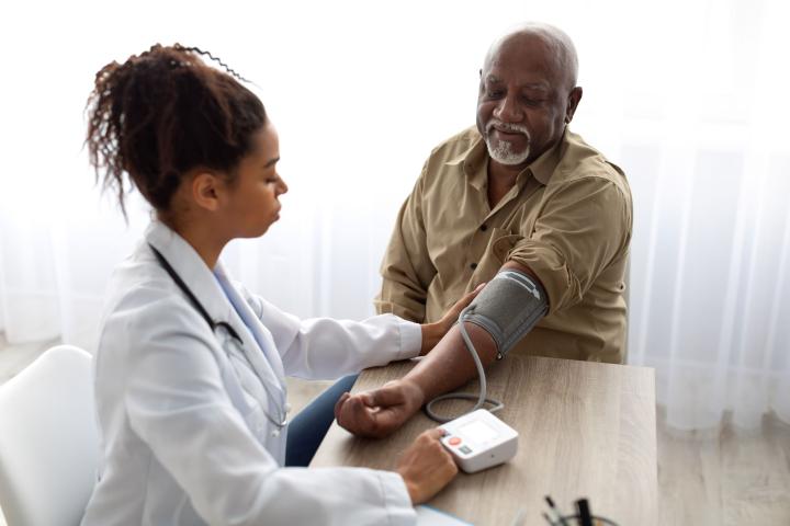 Image de Santé. La médiathèque de Treichville a été le théâtre d'un panel d'envergure, le mercredi 15 mai 2024, orchestré par la Ligue ivoirienne de lutte contre l’hypertension artérielle. Cette initiative, préalable à la Journée mondiale de l’hypertension artérielle du 17 mai 2024, vise à éclairer les Ivoiriens sur les mesures préventives cruciales pour contrer ce fléau. Prévention : Clé pour Éviter le "Tueur Silencieux Dr Laubhouet Véronique, fondatrice de la Ligue et cardiologue émérite, insiste sur la prévention en déclarant : « éviter l’hypertension artérielle, si on n’est pas hypertendu, est possible ». Elle souligne l'importance de l'hygiène de vie, préconisant une alimentation saine, riche en fruits et légumes, ainsi que la pratique régulière d'une activité physique pour favoriser le bon fonctionnement du corps. En outre, elle encourage vivement l'autocontrôle de la tension artérielle, une pratique simple mais essentielle pour surveiller sa santé au quotidien. Appui des Autorités Locales et Engagement Communautaire Kouassi Pauline, représentante du maire de Treichville, salue cette démarche proactive. Elle affirme que sensibiliser les populations est une étape cruciale pour prévenir la maladie. Ainsi, une campagne de dépistage gratuit est prévue pour le vendredi 17 mai 2024, dans la cour de la Mairie de Treichville. Cette initiative rassemblera un large éventail d'acteurs, allant des autorités politiques aux représentants de la société civile, en passant par les leaders religieux et communautaires, tous engagés dans la lutte contre l'hypertension artérielle. Les chiffres de l'Organisation mondiale de la santé (OMS) sont alarmants : selon la présidente de la Ligue, 40% de la population ivoirienne est touchée par l'hypertension artérielle. Cette maladie, souvent silencieuse et insidieuse, constitue un défi majeur pour la santé publique en Côte d'Ivoire et nécessite une mobilisation collective pour être combattue efficacement. Comment pouvons-nous renforcer la sensibilisation et les actions préventives contre l'hypertension artérielle à l'échelle nationale ?