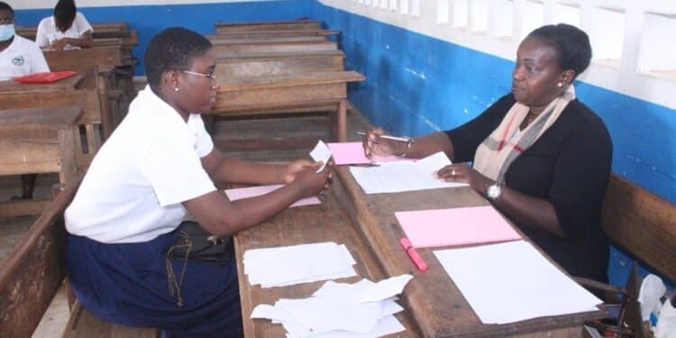 Image de Études/Devoirs. Ce mercredi 22 mai 2024 marque le début des épreuves orales du Brevet d'Études du Premier Cycle (BEPC) en Côte d'Ivoire. Cette phase cruciale des examens se poursuivra jusqu'au 25 mai. Début des épreuves orales Mercredi 22 mai 2024 marque le début des épreuves orales du Brevet d'Études du Premier Cycle (BEPC) en Côte d'Ivoire. Cette phase cruciale des examens se poursuivra jusqu'au 25 mai. La directrice de la Direction des examens et concours (DECO), Mariam Nimaga Dosso, a annoncé que cette année, ce sont 634 889 candidats de troisième année du second cycle qui se sont engagés dans cette épreuve. Parmi eux, 324 956 sont des filles et 309 933 des garçons. Pour le test d'orientation en classe de seconde, la DECO a enregistré 12 561 candidats, dont 5 508 filles et 7 053 garçons. Un calendrier bien établi Les épreuves orales du BEPC se déroulent sur tout le territoire national, avec une échéance fixée au vendredi 25 mai 2024. Ensuite, les candidats passeront aux épreuves écrites, prévues du lundi 27 au vendredi 31 mai 2024. Les résultats du BEPC seront dévoilés le mardi 18 juin à 14 heures, comme l'a confirmé la Direction des examens et concours. Quelles implications les résultats du BEPC auront-ils sur le système éducatif ivoirien et l'avenir des jeunes candidats?