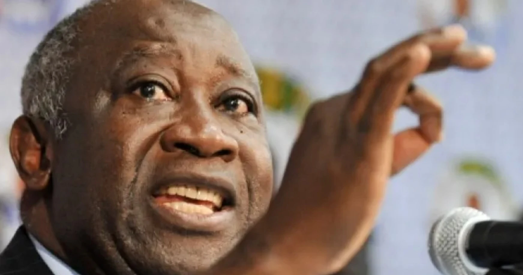 Image de Politique. Près de deux semaines après l'officialisation de Laurent Gbagbo comme candidat du Parti des Peuples Africains-Côte d'Ivoire (PPA-CI) pour la présidentielle de 2025, le parti se prépare activement pour une offensive sur le terrain. Cette mobilisation, minutieusement orchestrée par le président exécutif du PPA-CI, Sébastien Dano Djédjé, met en lumière une stratégie bien définie pour assurer la victoire de l'ancien président ivoirien. À travers une série de réunions et de missions de terrain, le PPA-CI compte bien marquer son empreinte dans le paysage politique ivoirien. Une Stratégie Bien Établie Le président exécutif du PPA-CI, Sébastien Dano Djédjé, a convoqué une réunion cruciale du Secrétariat général du parti pour le samedi 25 mai 2024 à Abidjan. Cette réunion vise à peaufiner les détails des missions de terrain prévues ainsi qu’à discuter d’autres questions essentielles pour le parti. Dans un communiqué émanant du Secrétaire général du PPA-CI, Tchéidé Jean-Gervais, il est précisé que l'objectif de cette rencontre est de finaliser la stratégie de mobilisation des militants et de la population en général. « Professeur Sébastien Dano Djédjé, président exécutif du Parti des Peuples Africains-Côte d'Ivoire (PPA-CI), invite tous les membres du Secrétariat général à prendre toutes dispositions utiles pour participer à cette session ordinaire », indique le communiqué. Cette session, prévue au siège du parti, est cruciale pour aligner tous les membres sur les prochaines actions à mener. Les missions de terrain constituent un élément central de la stratégie du PPA-CI. Ces missions visent à mobiliser les militants et à sensibiliser la population sur l’importance de la réinscription de Laurent Gbagbo sur la liste électorale. Cette réinscription est perçue comme un pas crucial vers la victoire électorale en 2025. « La mobilisation des militants et de la population en général pour la réinscription de Laurent Gbagbo sur la liste électorale, la tenue d'élections apaisées et la victoire du PPA-CI » étaient des recommandations clés issues de l'investiture du vendredi 10 mai 2024. Lors du Comité central du 13 avril 2024, Laurent Gbagbo avait clairement défini les attentes et les objectifs pour les militants du PPA-CI. En acceptant d'être le candidat du parti pour la prochaine présidentielle, il avait insisté sur la nécessité de se préparer pour la victoire. « La lutte que nous allons mener maintenant après la Convention, ce n'est pas une lutte pour inscrire Gbagbo sur la liste électorale. C'est une lutte pour gagner les élections présidentielles. C'est très important », avait-il déclaré. Gbagbo avait ajouté : « Si on met le nom sur la liste, c'est tant mieux. Cela nous fait des enjambées en plus que nous aurons gagnées. Mais le problème, c'est d'être candidat et de gagner les élections. Il faut, dès à présent, que nous prenions les dispositions d'être partout sur le terrain pour être avec le peuple de Côte d'Ivoire, comme nous savons si bien le faire (pour) gagner les élections ». Une Offensive Politique sur Tous les Fronts Le PPA-CI ne ménage aucun effort pour renforcer sa présence sur le terrain. Des équipes de mobilisation ont été formées et des plans de campagne détaillés ont été élaborés pour couvrir l'ensemble du territoire ivoirien. Le but est de rencontrer les populations, d'écouter leurs préoccupations et de les rallier à la cause du parti. Cette stratégie vise à assurer une présence continue et visible du PPA-CI dans toutes les régions du pays. En plus de la mobilisation interne, le PPA-CI compte également sur le soutien de ses partenaires et alliés politiques. Des réunions avec d'autres partis et organisations de la société civile sont prévues pour créer des synergies et maximiser les efforts de campagne. Cette collaboration est essentielle pour construire une coalition forte capable de défier les partis adverses lors des élections de 2025. Le PPA-CI met un accent particulier sur l'inclusion des jeunes et des femmes dans sa stratégie de mobilisation. Ces groupes démographiques, souvent sous-représentés dans la politique, jouent un rôle crucial dans la dynamique électorale. Des programmes spécifiques ont été développés pour encourager leur participation active et leur engagement au sein du parti. Des sessions de formation et de sensibilisation sont régulièrement organisées pour informer les jeunes et les femmes sur les enjeux politiques et les encourager à s’impliquer davantage. Ces sessions visent également à développer leurs compétences en matière de leadership et de mobilisation communautaire, renforçant ainsi la base du PPA-CI. Les Défis à Surmonter Malgré une stratégie bien définie, le PPA-CI doit faire face à plusieurs défis. L'un des principaux obstacles est la réinscription de Laurent Gbagbo sur la liste électorale, une question cruciale pour sa candidature. Le parti doit également s'assurer que les élections se déroulent dans un climat apaisé et transparent, ce qui nécessite une vigilance constante et une préparation adéquate. La concurrence politique constitue également un défi majeur. Les autres partis, notamment le Rassemblement des Houphouëtistes pour la Démocratie et la Paix (RHDP), ne manqueront pas de déployer leurs propres stratégies pour gagner les élections. Le PPA-CI doit donc rester agile et réactif pour contrer les tactiques adverses et maintenir son avantage. Le PPA-CI envisage un avenir où la Côte d'Ivoire sera gouvernée dans le respect des valeurs démocratiques et des principes de bonne gouvernance. La vision de Laurent Gbagbo pour le pays repose sur une gouvernance inclusive, équitable et orientée vers le développement durable. Pour réaliser cette vision, le parti s'engage à poursuivre ses efforts de mobilisation et à renforcer ses alliances stratégiques. Les diasporas ivoiriennes jouent un rôle important dans le soutien au PPA-CI. Le parti travaille activement à renforcer les liens avec les communautés ivoiriennes à l'étranger, en reconnaissant leur contribution significative à la dynamique politique et économique du pays. Des initiatives sont en cours pour inclure davantage les diasporas dans les processus décisionnels et les activités du parti. Près de deux semaines après l'investiture de Laurent Gbagbo, le PPA-CI montre une détermination sans faille à conquérir la présidence en 2025. La stratégie de mobilisation, l'inclusion des jeunes et des femmes, et la collaboration avec les partenaires politiques constituent des éléments clés de cette offensive. Le chemin vers la victoire est semé d'embûches, mais la volonté et l'organisation du PPA-CI laissent entrevoir des perspectives prometteuses. Alors que le PPA-CI continue de peaufiner ses plans et de mobiliser ses forces, une question demeure : le parti parviendra-t-il à transformer cette mobilisation en une victoire électorale décisive en 2025 ?