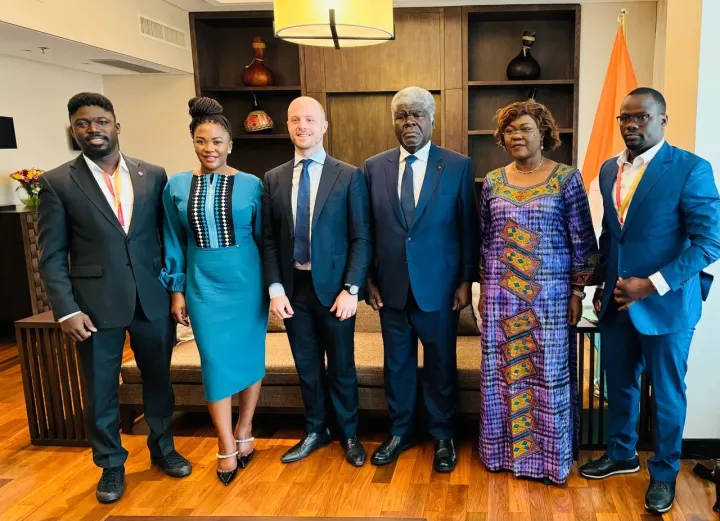 Image de Politique. Au récent CEO Africa Forum qui s'est tenu à Kigali, au Rwanda, le Premier ministre ivoirien Robert Beugré Mambé a eu une réunion cruciale avec les représentants de Yango, une entreprise technologique internationale. Cette rencontre a mis en lumière l'engagement de l'entreprise à élargir ses activités et ses investissements en Côte d'Ivoire, un marché jugé vital en Afrique. Appréciation de la Politique Gouvernementale Raley White, Vice-Président des Politiques Publiques Globales de Yango, a exprimé sa satisfaction quant à la politique de porte ouverte du gouvernement ivoirien et à son engagement en faveur d'une collaboration continue. Il a salué les ressources spécialisées mises à disposition pour résoudre les défis économiques, financiers et réglementaires affectant le secteur technologique en général. La réunion a également abordé des questions cruciales telles que la sécurité et l'emploi. Raley White a souligné l'utilisation de la technologie pour améliorer la sécurité dans le secteur des VTC et créer de nouveaux emplois. Il a noté que Yango a contribué à la création de plus de 30 000 emplois directs et indirects en Côte d'Ivoire, améliorant ainsi l'emploi et la sécurité des transports dans le pays. L'expansion stratégique de Yango a été mise en avant, notamment sa reconnaissance lors de la CAN pour l'amélioration de la mobilité urbaine et l'extension de ses services à quatre nouvelles villes ivoiriennes. Cette expansion renforce la réputation internationale de la Côte d'Ivoire en tant que pôle économique majeur en Afrique de l'Ouest. Engagement envers l'Avenir de la Côte d'Ivoire En conclusion, Raley White a exprimé son optimisme quant à l'avenir et son engagement à favoriser la croissance économique en Côte d'Ivoire. Il a souligné l'engagement continu de Yango à investir dans le pays au cours des quatre prochaines années, notamment dans des secteurs tels que la Fintech, le VTC, la livraison et le commerce électronique. La réunion a mis en lumière la vision stratégique de Yango pour créer des opportunités économiques pour les Ivoiriens et son engagement envers l'avancement technologique de la région. Cette initiative ouvre la voie à une collaboration fructueuse entre le secteur privé et le gouvernement ivoirien pour favoriser le développement économique et technologique du pays. Quel Impact ces Investissements Auront-ils sur l'Économie Ivoirienne et la Transformation Numérique de la Région ?