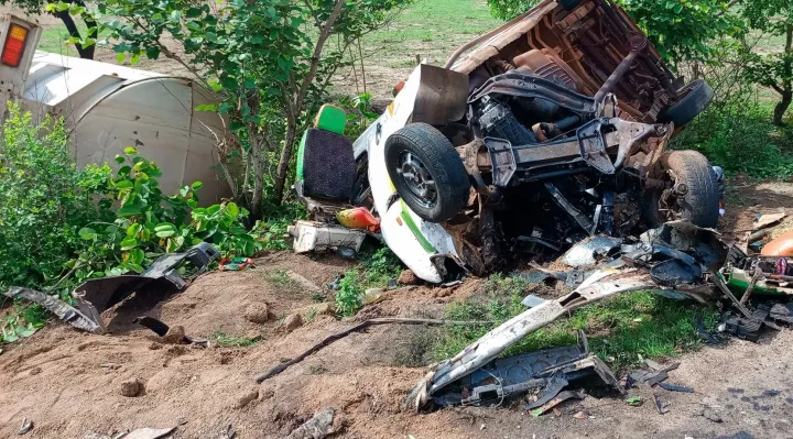 Image de Faits Divers. Dans la nuit du mardi 21 au mercredi 22 mai 2024, un grave accident de la route a semé la mort sur le tronçon Kouto-Boyo, laissant derrière lui cinq victimes, dont deux jeunes élèves qui se rendaient aux épreuves du BEPC. Cette tragédie a profondément bouleversé la paisible communauté de Kouto, plongeant familles et amis dans un profond désarroi. Le Terrible Bilan d'une Collision Violente L'accident, impliquant un mini car Massa et un camion-citerne, s'est produit après la pancarte du village de Timboroni. Un motocycliste aurait provoqué une manœuvre dangereuse devant le mini car, forçant le conducteur à une manœuvre d'évitement désastreuse. Le choc frontal avec le camion-citerne, roulant en direction de Tengrela, a été d'une violence inouïe, projetant les véhicules dans un ravin après une trajectoire effroyable. Le bilan est lourd : cinq morts confirmées, incluant le chauffeur du mini car, son apprenti, un non-voyant nommé Wess, ainsi que les deux élèves de Wora en route pour leurs examens. Deux autres passagers ont été grièvement blessés et transportés en urgence à l'hôpital. Les funérailles des victimes ont été organisées en urgence, plongeant la communauté dans une profonde tristesse. Cette tragédie vient rappeler la fragilité de la vie humaine et l'importance de la sécurité routière dans nos sociétés. Une Route Trop Souvent Meurtrière Ce n'est malheureusement pas la première fois que cette route connaît une telle tragédie. Moins d'un mois auparavant, le directeur de l'école primaire publique de Boyo Sokoura a également perdu la vie dans un accident sur ce même tronçon. Ces événements récurrents soulèvent des questions sur la sécurité routière et la nécessité d'une action immédiate pour éviter de nouvelles pertes de vies humaines. La communauté locale réclame des mesures concrètes pour réguler la circulation et renforcer la sécurité sur cette route, réputée dangereuse. Les autorités sont vivement encouragées à prendre des mesures efficaces pour améliorer les conditions de voyage et éviter de nouveaux drames. Comment pouvons-nous mieux assurer la sécurité routière et prévenir de telles tragédies à l'avenir ?