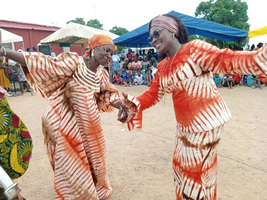 Image de Culture. La commune de Samata-Sokoro, sous la houlette de son Maire, Alimata Fofana-Coulibaly, se prépare à faire du Festival "Djamala Lassiri-Kôh" un événement majeur, conjuguant culture, unité et développement socio-économique. Les récentes festivités, marquées par une diversité d'activités, témoignent de l'engagement de la commune à promouvoir son patrimoine et à attirer l'attention sur ses richesses culturelles. Une Vision de Développement Culturel et Économique Sous l'impulsion de la Maire Alimata Fofana-Coulibaly, le Festival "Djamala Lassiri-Kôh" se profile comme un levier essentiel pour la promotion du patrimoine et le développement économique de Samata-Sokoro. En mettant en avant les traditions et les coutumes locales, la commune souhaite s'affirmer comme une destination touristique incontournable, attirant ainsi les investisseurs et favorisant le développement local. Le thème de cette édition, "Jeunesse et développement communautaire", souligne l'importance de préserver l'identité culturelle tout en promouvant le développement économique. En encourageant les jeunes à s'impliquer dans la préservation de leur héritage culturel, la commune vise à renforcer son attractivité touristique et à stimuler l'économie locale. Hommage et Reconnaissance L'initiative culturelle de la Maire Alimata Fofana-Coulibaly a été saluée par le sous-préfet de Samata Sokoro, Ouloté Asaph NEGNENE, qui a rendu hommage aux actions entreprises pour le développement de la commune. Cette démarche traduit les promesses de campagne de la Maire, visant à dynamiser l'économie locale, à améliorer les conditions de vie et à favoriser le bien-être de tous les habitants de Samata-Sokoro. Pour concrétiser sa vision de développement inclusif, la Maire Alimata Fofana-Coulibaly en appelle à la mobilisation de toutes les forces vives de Samata-Sokoro. En favorisant la cohésion et la collaboration entre les différentes composantes de la commune, elle aspire à bâtir un avenir prospère et harmonieux pour tous ses habitants. Comment les initiatives culturelles telles que le Festival "Djamala Lassiri-Kôh" peuvent-elles contribuer à transformer positivement les communautés locales et à favoriser leur développement socio-économique ?