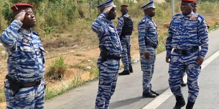 Image de Politique. Depuis leur arrestation au Burkina Faso en septembre dernier, deux gendarmes ivoiriens demeurent détenus, malgré les efforts diplomatiques de la Côte d'Ivoire pour leur libération. Le gouvernement ivoirien, par le biais du ministre Amadou Coulibaly, a récemment dévoilé le cadre d'échange établi avec les autorités de Ouagadougou dans le but de ramener ses hommes à la maison. La longue détention des gendarmes ivoiriens arrêtés au Burkina Faso Depuis leur arrestation en septembre dernier, deux gendarmes ivoiriens demeurent détenus par les autorités burkinabè. Malgré les tentatives de négociation entreprises par la Côte d'Ivoire, aucune solution n'a été trouvée jusqu'à présent. L'absence de progrès dans ce dossier a été soulignée lors de la récente communication hebdomadaire du gouvernement ivoirien à la suite du conseil des ministres du mercredi 22 mai. Le ministre de la Communication et porte-parole du gouvernement, Amadou Coulibaly, a exposé la stratégie adoptée par la Côte d'Ivoire pour obtenir la libération de ses gendarmes. Il a précisé qu'un cadre d'échange avait été établi et que le pays privilégiait la voie du dialogue et de la concertation dans cette affaire. Les autorités ivoiriennes maintiennent ainsi des discussions avec les responsables de la Transition au Burkina Faso, dans l'espoir de parvenir à une résolution pacifique. Selon les déclarations du ministre Coulibaly, le dialogue représente la meilleure solution pour prévenir toute crise entre la Côte d'Ivoire et le Burkina Faso. Il a affirmé que les pourparlers se poursuivaient et que le gouvernement ivoirien demeurait optimiste quant à la possibilité de trouver une issue favorable pour ses deux gendarmes détenus. Pourquoi le Burkina Faso a-t-il arrêté 2 gendarmes ivoiriens ? Les deux gendarmes ivoiriens ont été arrêtés au Burkina Faso après avoir apparemment franchi la frontière alors qu'ils étaient à la poursuite de mineurs clandestins. Originaires de Bouna, ils ont été appréhendés le 19 septembre 2023 avant d'être transférés à Ouagadougou, où ils sont toujours détenus. Cette arrestation a soulevé des interrogations sur les circonstances exactes de l'incident et sur les mesures prises par les deux pays pour résoudre cette affaire. Alors que les négociations se poursuivent entre la Côte d'Ivoire et le Burkina Faso, la libération des deux gendarmes demeure incertaine. Cette situation met en lumière les défis auxquels sont confrontés les pays voisins en matière de coopération et de résolution pacifique des conflits transfrontaliers. La question demeure : quelles seront les prochaines étapes pour obtenir la libération des gendarmes ivoiriens détenus au Burkina Faso ?