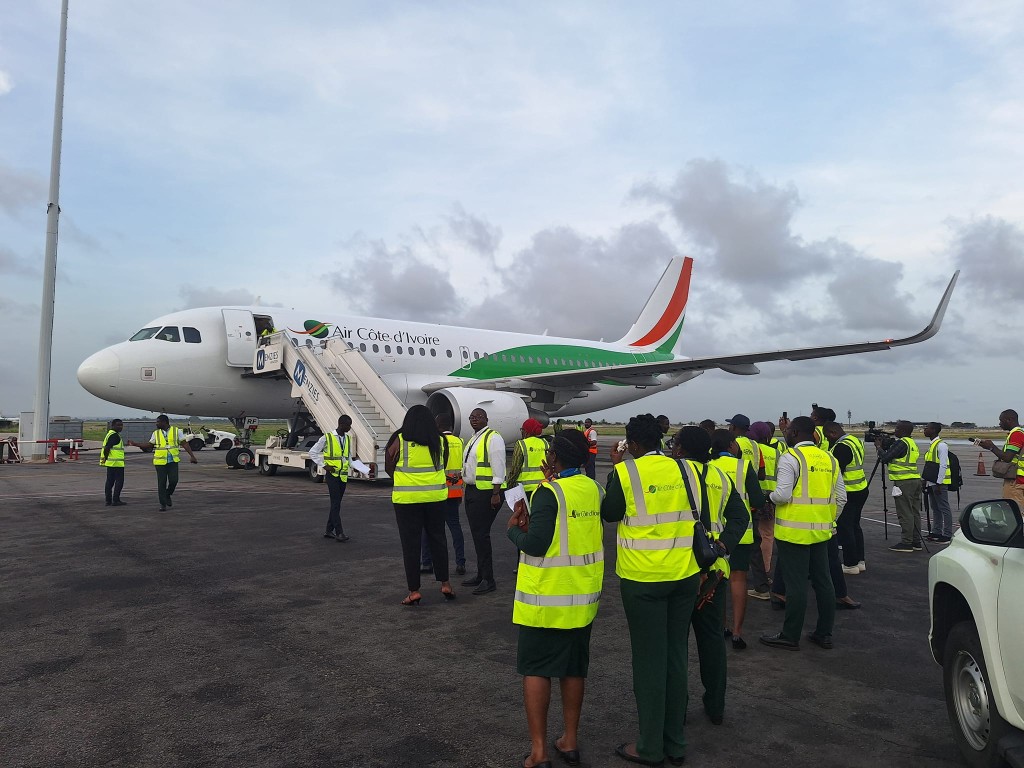 Image de Société. Le secteur de l'aviation en Côte d'Ivoire a franchi une nouvelle étape de son développement avec la réception du 10ème avion par Air Côte d'Ivoire. Cet événement, célébré le 21 mai 2024 à l'Aéroport International Félix Houphouët-Boigny d'Abidjan, a été l'occasion de marquer une avancée significative dans l'évolution de la compagnie nationale ivoirienne. En présence de dignitaires de haut rang, cette acquisition témoigne de la volonté d'Air Côte d'Ivoire de consolider sa position sur le marché régional de l'aviation et d'offrir des services de qualité à sa clientèle. Expansion et Renforcement de la Flotte L'ajout de ce nouvel avion à la flotte existante d'Air Côte d'Ivoire représente une expansion stratégique pour la compagnie. En renforçant sa capacité opérationnelle, Air CI pourra répondre à une demande croissante de voyages aériens tant sur les liaisons domestiques que régionales. Cette augmentation de la flotte permettra également à la compagnie d'explorer de nouvelles destinations et d'étendre son réseau de vols, offrant ainsi plus d'options aux voyageurs et contribuant au développement économique du pays. Outre son impact sur l'expansion géographique, l'arrivée de ce nouvel avion s'accompagne d'une amélioration attendue de la qualité de service offerte par Air Côte d'Ivoire. Avec des équipements modernes et une flotte plus diversifiée, la compagnie pourra offrir une expérience de voyage optimisée à ses passagers, alliant confort, sécurité et efficacité. Cette amélioration de la qualité de service est essentielle pour fidéliser la clientèle existante et attirer de nouveaux voyageurs dans un secteur fortement concurrentiel. Ambition Régionale et Internationale La réception de ce 10ème avion reflète également l'ambition d'Air Côte d'Ivoire de consolider sa position sur le marché régional de l'aviation en Afrique de l'Ouest. En étendant son réseau de destinations et en renforçant sa présence dans la sous-région, la compagnie aspire à devenir un acteur majeur du transport aérien en Afrique. Cette expansion régionale s'inscrit dans une stratégie plus large visant à positionner Air Côte d'Ivoire comme une référence incontournable dans le secteur aérien sur le continent africain. L'arrivée du 10ème avion marque une étape significative dans l'histoire d'Air Côte d'Ivoire, symbolisant son engagement envers l'expansion, l'innovation et l'excellence dans le domaine de l'aviation. En renforçant sa flotte et en améliorant la qualité de ses services, la compagnie se positionne comme un pilier essentiel du développement économique et de la connectivité régionale en Afrique de l'Ouest. Alors que la compagnie poursuit sa croissance, il reste à voir quelles opportunités et défis se présenteront sur la voie de son expansion future. Quels sont les prochains défis auxquels Air Côte d'Ivoire pourrait être confrontée dans sa quête d'expansion et de leadership dans le secteur aérien en Afrique de l'Ouest ?