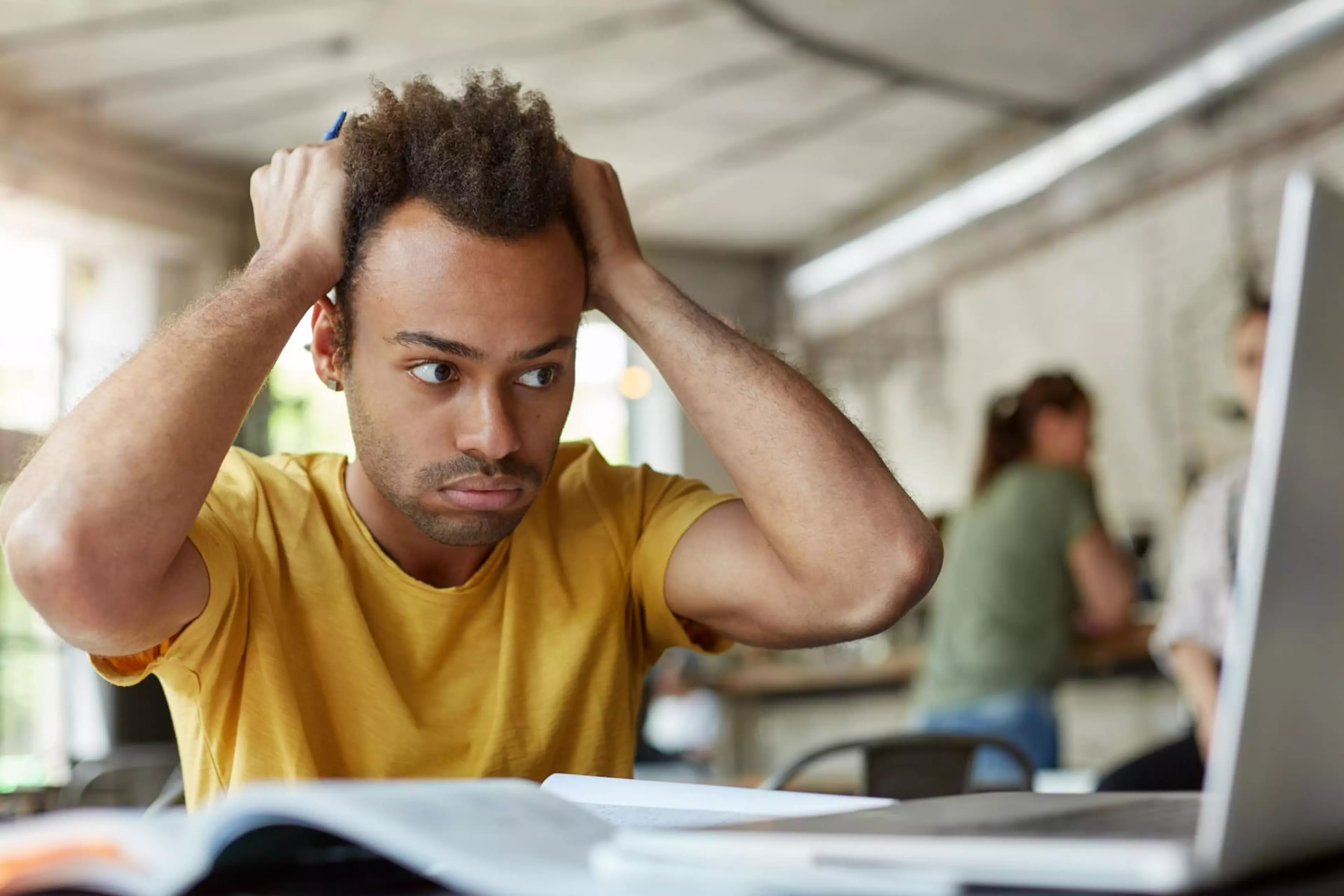 Image de Moins de 15 ans. Le stress des examens est une réalité incontournable pour de nombreux étudiants. Entre la pression des résultats, la charge de travail et les attentes sociales, il peut être difficile de trouver des stratégies efficaces pour le gérer. Dans cet article, nous explorerons différentes approches pour faire face au stress des examens et maximiser les chances de réussite. Comprendre le stress des examens Avant de discuter des méthodes pour gérer le stress des examens, il est important de comprendre ses origines et ses manifestations. Le stress des examens est une réaction normale du corps face à une situation perçue comme menaçante ou difficile à gérer. Il peut se manifester de différentes manières, telles que l'anxiété, les troubles du sommeil, la perte d'appétit et la difficulté à se concentrer. Stratégies de gestion du stress 1. Planification et organisation : Une bonne planification peut aider à réduire le stress des examens en fournissant une structure et des repères clairs. Créer un emploi du temps détaillé pour réviser chaque matière, fixer des objectifs réalistes et hiérarchiser les tâches peuvent aider à se sentir plus en contrôle de la situation. 2. Gestion du temps : Apprendre à gérer son temps efficacement est essentiel pour réduire le stress des examens. Évitez la procrastination en commençant à réviser tôt, en vous accordant des pauses régulières et en fixant des limites de temps pour chaque session d'étude. 3. Techniques de relaxation : La pratique de techniques de relaxation telles que la respiration profonde, la méditation et le yoga peut aider à réduire le stress et l'anxiété. Ces techniques aident à calmer le système nerveux et à favoriser un état de relaxation mentale et physique. 4. Exercice physique : L'activité physique régulière est un excellent moyen de réduire le stress et d'améliorer l'humeur. Faire de l'exercice libère des endorphines, des neurotransmetteurs qui agissent comme des analgésiques naturels et des euphorisants. Une simple promenade, une séance de course à pied ou une séance d'entraînement en salle de sport peut faire des merveilles pour soulager le stress des examens. 5. Sommeil adéquat : Un sommeil de qualité est essentiel pour la santé mentale et physique. Assurez-vous de dormir suffisamment chaque nuit, en visant environ 7 à 9 heures de sommeil pour les adultes. Évitez les stimulants tels que la caféine et l'alcool avant de vous coucher, et créez un environnement propice au sommeil dans votre chambre. 6. Alimentation équilibrée : Une alimentation équilibrée et nutritive est essentielle pour maintenir l'énergie et la concentration pendant les périodes d'examen. Évitez les aliments transformés riches en sucre et en gras, et privilégiez les aliments riches en nutriments tels que les fruits, les légumes, les céréales complètes et les protéines maigres. 7. Soutien social : Ne sous-estimez pas le pouvoir du soutien social pendant les périodes de stress. Partagez vos préoccupations avec des amis, des membres de votre famille ou des conseillers scolaires. Parler de vos sentiments peut vous aider à vous sentir moins seul et à obtenir des conseils et des encouragements précieux. Gérer le stress des examens est une compétence importante à développer pour réussir académiquement et maintenir un bien-être général. En utilisant des stratégies telles que la planification et l'organisation, la gestion du temps, les techniques de relaxation, l'exercice physique, le sommeil adéquat, une alimentation équilibrée et le soutien social, vous pouvez réduire efficacement le stress et maximiser vos chances de réussite. Gardez à l'esprit qu'il est normal de ressentir du stress pendant les périodes d'examen, mais en adoptant des approches positives et en prenant soin de votre santé mentale et physique, vous pouvez surmonter les défis avec succès.