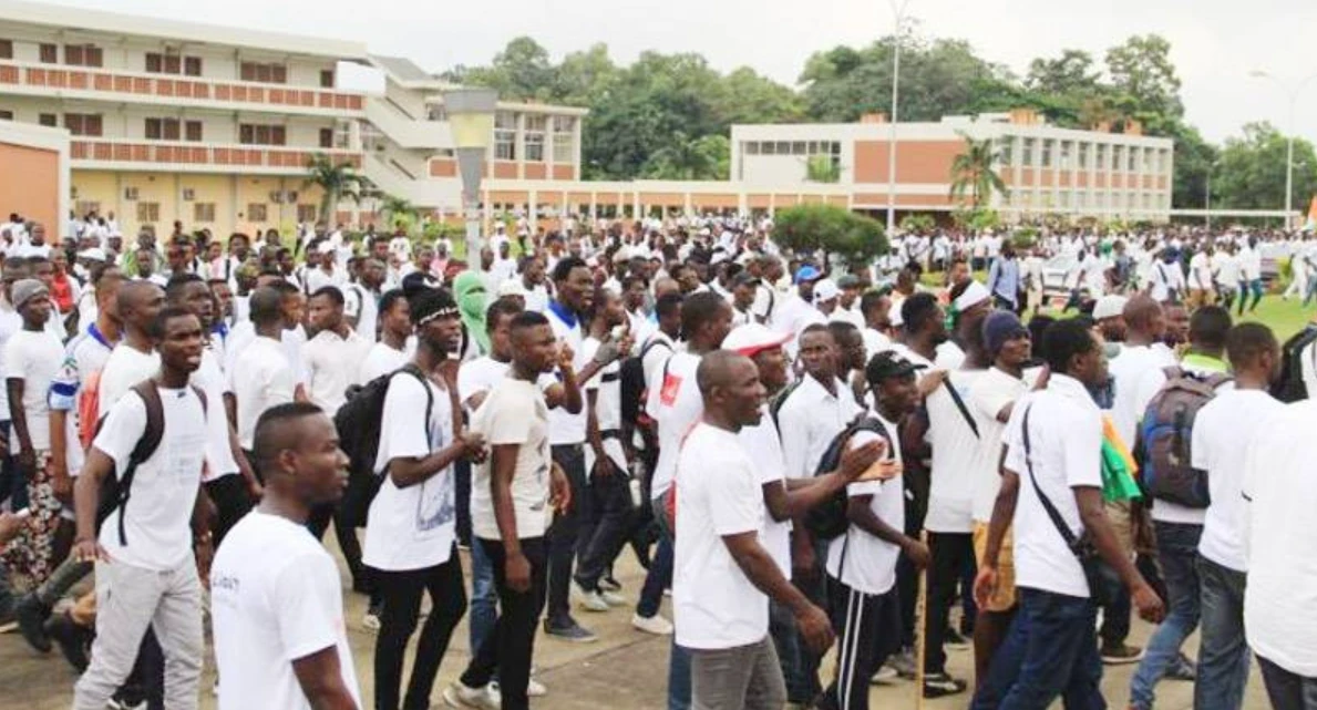 Image de Société. Le campus universitaire d'Abidjan-Cocody a été le théâtre de violences inquiétantes le mercredi 15 mai 2024, alors qu'une altercation a éclaté entre étudiants membres de la Fédération Estudiantine et Scolaire de Côte d’Ivoire (FESCI). Des Prises de Bec à l'Altercation En plein milieu de la journée, des tensions ont surgi entre certains étudiants concernant leur affiliation supposée à la FESCI. Cette situation a rapidement dégénéré en affrontements entre différents groupes d'étudiants. Les échanges violents ont mené à des scènes chaotiques où les étudiants impliqués étaient visiblement hors de contrôle. Au cours des altercations, un étudiant a été grièvement blessé à la tête, nécessitant une évacuation d'urgence vers un centre de santé local. Selon des témoignages, ces affrontements seraient le résultat d'une rencontre suspecte survenue dans les résidences universitaires de plusieurs quartiers d'Abidjan au cours des derniers jours. Ces incidents ont également été signalés dans d'autres institutions d'enseignement de la région. La FESCI Face à des Dissensions Internes La FESCI, censée défendre les droits des élèves et étudiants ivoiriens, se retrouve aujourd'hui dans une période de turbulences internes. Sous la direction de M. Sié Kambou, Secrétaire National nouvellement élu, des divergences internes ont émergé, suscitant des inquiétudes quant à l'image du syndicat. Dans une tentative de redorer son image, M. Sié Kambou a affirmé lors d'une interview médiatique : "Notre objectif est de transformer le syndicat pour qu'il ne soit plus associé à la violence." Cependant, certains membres du Bureau Exécutif National attribuent les récents troubles à une faction dissidente de la FESCI, sans pour autant identifier clairement les responsables. Suite à ces incidents, une enquête a été lancée pour identifier les individus impliqués dans les violences. Cependant, l'identité des fauteurs de trouble demeure toujours inconnue, laissant planer un sentiment d'incertitude quant à l'avenir de la stabilité estudiantine dans les universités ivoiriennes. Quelles mesures supplémentaires peuvent être prises pour restaurer la paix et la stabilité au sein des campus universitaires ivoiriens ?