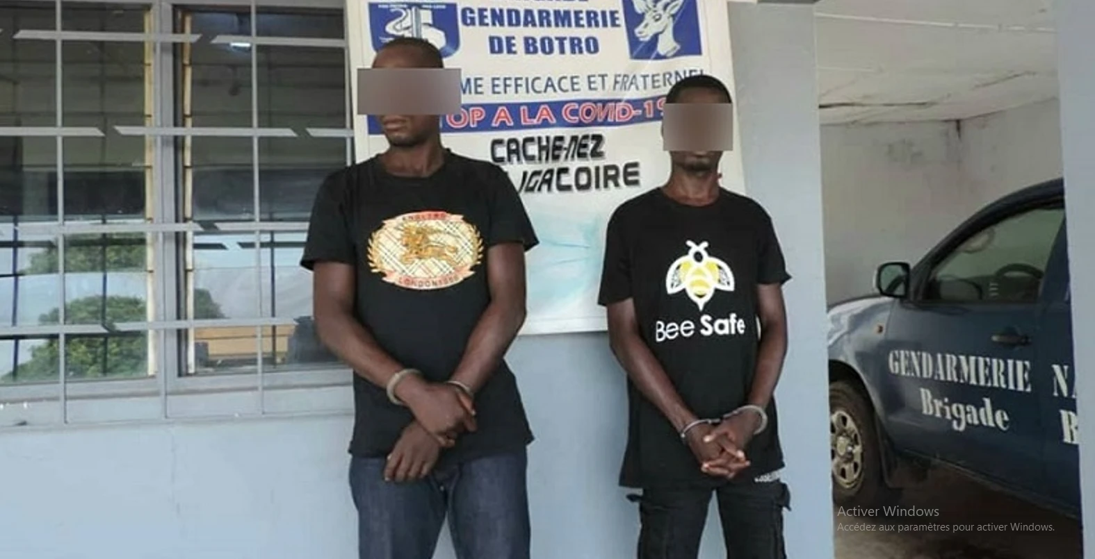 Image de Faits Divers. Face à une hausse inquiétante de la criminalité, la gendarmerie de Botro a enregistré une victoire remarquable ce mercredi 22 mai 2024 : l'arrestation de deux hommes accusés d'avoir commis un vol singulier. Spécifiquement, ces individus sont incriminés pour avoir dérobé un tricycle dans la commune de TeLeban, à Diabo. Le vol, par-il-même, n'est pas inhabituel, mais l'approche utilisée par les suspects pour atteindre leur fin l'est indubitablement. L'élaboration d'un plan audacieux Les deux complices présumés, T.N.M et N.M, citoyens ivoiriens, ont élaboré un stratagème astucieux pour commettre leur crime. En effet, les hommes ont exploité une relation préexistante avec la victime pour parvenir à leurs fins. Né à Bongouanou et résidant à N'Douci, T.N.M travaille en tant que maçon, tandis que N.M, âgé de 23 ans, assume le rôle d'assistant maçon à Elibou, dans la sous-préfecture de Sikensi. Ensemble, ils ont réussi à persuader leur victime de prêter son tricycle pour une prétendue course urgente. Cet acte de confiance, fondé sur leur relation avec le propriétaire du tricycle, s'est révélé fatal lorsque les hommes ont dévié de leur promesse de retourner rapidement avec le véhicule. Ignorant les supplications de leur victime, les hommes se sont dirigés sans détour vers Sikensi, où ils ont tenté de vendre le tricycle pour la somme de 400.000 Francs CFA. La chance a finalement tourné en défaveur des voleurs lorsque l'acheteur potentiel a été identifié par l'un des proches du propriétaire. Cet événement hasardeux a conduit à l'arrestation des deux hommes pour vol. Entre les mains de la gendarmerie La gendarmerie est rapidement intervenue, arrêtant les deux suspects. Lorsqu'ils ont été interrogés à la gendarmerie de Botro, les individus ont révélé qu'une tierce personne, en fuite, était également impliquée dans la planification du crime. En réponse, une enquête a été immédiatement lancée pour localiser l'homme en fuite. De leurs côtés, T.N.M et N.M ont été déférés au parquet près du tribunal de première instance de Bouaké pour une enquête complémentaire. Cet incident met en lumière les défis rencontrés par les forces de l'ordre face à l'évolution de la nature des crimes et de la malveillance. Face à ces tactiques criminelles toujours plus astucieuses, quels sont les nouveaux moyens que la gendarmerie et la police doivent utiliser pour continuer à être efficaces ? Voilà une question qui mérite réflexion, tant pour les forces de l'ordre que pour la société civile.