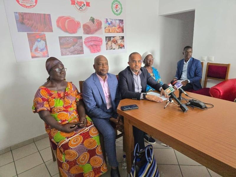 Image de Animaux. Le vendredi 24 mai 2024, lors d'une conférence de presse au siège de l’interprofession porcine de Côte d’Ivoire (Interporci) à Cocody, le Secrétaire général, Kouadio Dominique, a rassuré la population quant à la situation de la peste porcine africaine (Ppa). Après l'abattage de plus de 9000 porcs dans les zones affectées, il a déclaré que la situation était sous contrôle, avec une poursuite des efforts pour éradiquer la maladie. La Viande de Porc, une Option Sûre Kouadio Dominique a encouragé les Ivoiriens à continuer à consommer de la viande de porc, soulignant que les produits sur le marché proviennent d'élevages non affectés. Il a également salué les mesures de sécurité mises en place, telles que les contrôles vétérinaires avant et après l'abattage à l'abattoir moderne de la Sivac. Le Secrétaire général a également profité de l'occasion pour mettre en avant les avantages nutritionnels de la viande de porc, souvent sous-estimés. Il a expliqué que le porc est une excellente source de protéines et de vitamines du complexe B, bénéfique pour la santé mentale et physique. Défis et Opportunités pour la Filière Porcine Malgré les progrès réalisés, la filière porcine fait face à des défis économiques, environnementaux et sanitaires. Les membres de l'interprofession présents à la conférence de presse ont souligné ces défis et ont appelé à un soutien continu pour assurer la durabilité de la filière. Alors que la lutte contre la peste porcine africaine progresse, il est essentiel de sensibiliser le public sur la sécurité de la viande de porc et sur ses nombreux avantages nutritionnels. La filière porcine ivoirienne offre des opportunités économiques importantes, mais nécessite un soutien continu pour surmonter les défis actuels. Quelles mesures supplémentaires peuvent être prises pour renforcer la filière porcine et garantir sa durabilité à long terme en Côte d'Ivoire ?