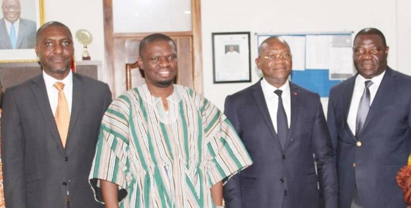 Image de Sport. Le ministre ivoirien délégué des Sports et du Cadre de vie, Adjé Silas Metch, a récemment rencontré son homologue ghanéen, Mustapha Ussif, à Accra. Cette réunion entre les deux représentants gouvernementaux a jeté les bases d'une collaboration prometteuse dans le domaine du sport entre la Côte d'Ivoire et le Ghana, deux pays voisins d'Afrique de l'Ouest. Renforcement des liens sportifs La rencontre entre Adjé Silas Metch et Mustapha Ussif a été l'occasion d'aborder divers aspects du développement sportif dans les deux nations. Un des points forts des discussions a été la volonté de mutualiser les compétences et les infrastructures sportives afin de favoriser la croissance du sport dans la région. Cette initiative s'inscrit dans une perspective de coopération régionale plus large, avec le potentiel d'influencer positivement les pays voisins. Lors de cette séance de travail, Adjé Silas Metch a exprimé sa gratitude envers son homologue du Ghana pour l'accueil chaleureux et a souligné l'importance de renforcer la coopération bilatérale dans le domaine sportif. Il a également évoqué la possibilité d'échanges d'expériences, d'organiser des événements sportifs communs et de tirer parti des infrastructures existantes pour promouvoir le sport. Perspectives d'avenir La coopération entre la Côte d'Ivoire et le Ghana dans le domaine du sport est en train de prendre forme, avec des discussions sur les modalités concrètes de cette collaboration qui devraient avoir lieu dans un avenir proche. Les deux ministres ont exprimé leur optimisme quant à la mise en place d'un partenariat solide et bénéfique pour les deux pays, ainsi que pour la région dans son ensemble. Quels autres domaines pourraient bénéficier d'une coopération renforcée entre la Côte d'Ivoire et le Ghana ?