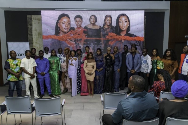 Image de TV/Films/Séries. Dans les rues animées d'Abidjan, cinq jeunes femmes, Elodie, Alexise, Mariam, Lyse et Carmen, partagent une amitié profonde et inébranlable. Mais quand Elodie annonce son mariage avec Franck Kassy, leur lien est mis à l'épreuve. Une série émouvante et palpitante, "Amitié 2.0", dévoile les nuances de leurs relations sur la Nouvelle chaîne ivoirienne (Nci) à partir du 29 mai 2024. Les prémices d'un conflit Autour d'un verre de vin rouge, Elodie surprend ses amies en annonçant son prochain mariage avec Franck Kassy, un homme charismatique. La nouvelle déclenche une vague de joie, mais également des tensions au sein du groupe. Les autres filles se sentent-elles délaissées ou jalouses de ce changement imminent dans la vie de leur amie ? Pour répondre à cette question, il faudra suivre "Amitié 2.0", une série captivante qui explore les dynamiques complexes de l'amitié et les défis de la vie moderne. L'avant-première, organisée par la Nouvelle chaîne ivoirienne (Nci) au Plateau, a offert un aperçu de cette production cinématographique innovante. Avec 30 épisodes de 26 minutes chacun, cette série co-produite par Nci et O’Movies promet de captiver les téléspectateurs avec ses rebondissements émotionnels et ses performances d'acteurs remarquables. Un partenariat prometteur "Amitié 2.0" est le fruit d'une collaboration fructueuse entre la Nouvelle chaîne ivoirienne (Nci) et O’Movies. Cette première saison, réalisée par Consty Peursy et scénarisée par Marie Odo, plonge les spectateurs dans un monde de romance et d'émotions. Avec sept acteurs principaux et une dizaine de guests stars, la série promet de capturer l'essence même de l'amitié à travers des histoires authentiques et des personnages attachants. Alors que "Amitié 2.0" s'apprête à envahir nos écrans, les spectateurs sont impatients de découvrir les tribulations de ces cinq amies dans leur voyage à travers l'amour, la trahison et la rédemption. Cette série offre un regard fascinant sur les relations humaines dans un monde de plus en plus connecté. Mais l'amitié entre Elodie, Alexise, Mariam, Lyse et Carmen survivra-t-elle à l'épreuve du temps et des changements ? À vous de le découvrir en regardant "Amitié 2.0" sur la Nouvelle chaîne ivoirienne (Nci).