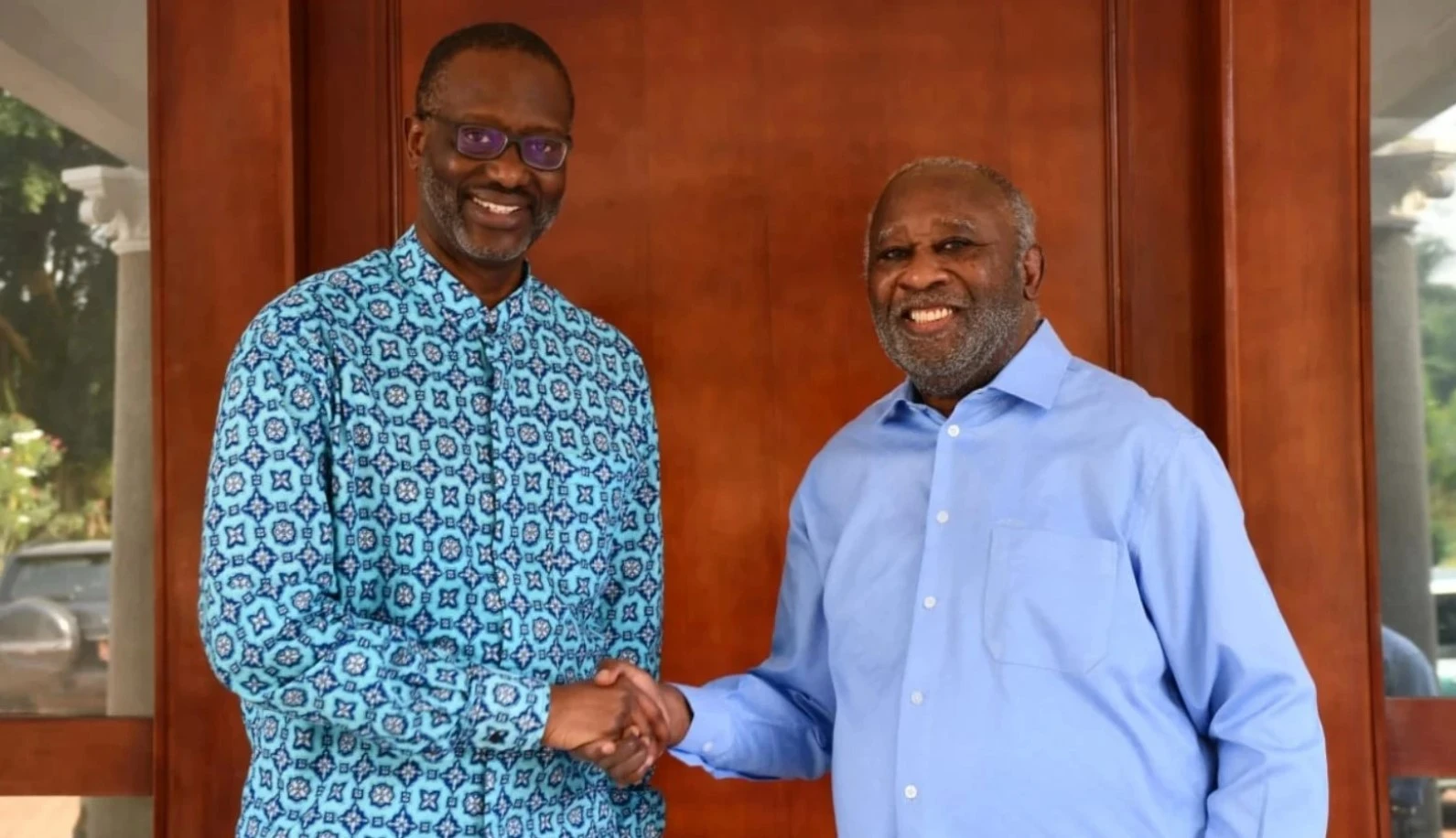 Image de Politique. Le 25 mai, à la maison du Parti démocratique de Côte d'Ivoire-Rassemblement démocratique africain (PDCI-RDA) à Cocody, une cérémonie émouvante a eu lieu pour rendre hommage à l’ancien président Henri Konan Bédié. En cette occasion solennelle, Tidjane Thiam, le nouveau président du PDCI-RDA, a honoré la mémoire de Bédié tout en appelant à l’unité nationale et en dissipant les rumeurs de division avec Laurent Gbagbo. Héritage d'une génération Devant une assemblée émue, Tidjane Thiam a rappelé la contribution de la génération d’Houphouët-Boigny, qui a libéré la Côte d'Ivoire du joug colonial avec une vision claire de voir les générations suivantes, de tout bord politique, bâtir une nation moderne et prospère. « La génération d'Houphouët-Boigny a tracé la voie pour un avenir brillant et prospère pour notre pays. C'est notre devoir de continuer sur ce chemin », a déclaré Thiam avec conviction. Tidjane Thiam a profité de cette tribune pour appeler à une gouvernance inclusive. « C’est cette vision que le président Bédié s’est employé à réaliser, mais son élan a été interrompu par le coup d’État de 1999. C’est à nous qu’il revient maintenant de parachever cette vision qui met l’être humain au centre du développement, et pour cela, il faudra réunir les Ivoiriens au-delà du PDCI », a-t-il affirmé, remerciant les délégations des autres partis, comme le COJEP, le MGC, et le PIT, qui ont honoré la cérémonie de leur présence. Thiam a insisté sur l'importance de dépasser les clivages partisans pour le bien de la nation : « Le projet dont nous sommes porteurs n’est pas seulement un projet pour le PDCI. C’est un projet pour la Côte d'Ivoire. On ne gouverne pas pour un parti politique, on gouverne pour tout le monde. » Dans un contexte politique tendu à dix-sept mois des élections présidentielles, Tidjane Thiam a choisi ce moment pour clarifier ses relations avec Laurent Gbagbo, répondant ainsi aux rumeurs de division. En 2021, une alliance stratégique avait été scellée entre le PDCI-RDA et le Parti des peuples africains – Côte d’Ivoire (PPA-CI), avant le décès soudain du président Bédié le 1er août 2023. Réponse aux rumeurs de division Thiam a tenu à dissiper les rumeurs de division entre lui et Gbagbo, soulignant la nécessité de l’unité pour assurer la stabilité du pays. « Vous avez vu que j’ai tenu à rendre visite à certains leaders politiques et je vais continuer. Et même si je ne vais pas beaucoup sur les réseaux sociaux, je suis parfois informé de certaines polémiques. Je dirais simplement que pour ma part, je me suis rendu à plusieurs reprises en Belgique pour voir le président Laurent Gbagbo et que j’ai assisté, il le sait », a-t-il déclaré. L’ancien président Laurent Gbagbo, acquitté par la Cour pénale internationale (CPI) de crimes contre l’humanité, a bénéficié d’une liberté conditionnelle en Belgique, où il a reçu plusieurs visiteurs venus lui témoigner leur soutien. Cependant, jusqu'à cette annonce, peu de personnes étaient au courant des visites de Thiam à l'ex-président de la CPI. Thiam a renforcé l’idée que l’alliance entre le PDCI-RDA et le PPA-CI est non seulement réelle mais aussi renforcée. « Comme certains le disent aujourd’hui, ceux qui parlent ne savent pas et ceux qui savent ne parlent pas », a-t-il souligné. Pour lui, l'unité et la collaboration sont essentielles pour avancer et réaliser les ambitions partagées pour le pays. En concluant son discours, Tidjane Thiam a rappelé l’importance de l’unité et de la coopération pour honorer la mémoire de Bédié et pour bâtir un avenir meilleur pour la Côte d’Ivoire. « La meilleure manière de rendre hommage à Bédié et de mériter d’être ses héritiers sera donc de lui porter là où il reposera le message que nous avons réussi tous ensemble. » Cette déclaration marque un tournant significatif dans la politique ivoirienne, appelant à la fin des divisions et à l’unité nationale. La Côte d’Ivoire saura-t-elle surmonter ses divisions historiques pour bâtir un avenir uni et prospère ?