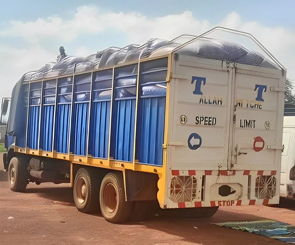 Image de Faits Divers. Le vendredi 24 mai 2024, les douanes de Ferkessédougou ont marqué une étape significative dans la lutte contre la fraude et le trafic illégal de produits agricoles en Côte d'Ivoire. Une importante opération a permis d'intercepter un camion transportant dix tonnes de noix de cajou frauduleuses, en provenance de Tondala, dans le département de Kong, et se dirigeant vers la frontière Nord, dans le département de Ouangolodougou. Cette interception illustre l'engagement sans faille des autorités pour sécuriser les frontières et protéger l'économie nationale. Une Opération Réussie grâce à la Vigilance des Douanes L'opération de saisie a été rendue possible grâce à la vigilance et à la détermination des agents de la douane ivoirienne basés à Ferkessédougou. Selon l'Agence Ivoirienne de Presse (AIP), ces agents, toujours en alerte pour sécuriser les frontières, ont réussi à intercepter le camion avant qu'il ne puisse quitter la région avec sa cargaison illégale. Cette action a non seulement empêché une fraude potentiellement lourde de conséquences pour l'économie nationale, mais elle a également mis en lumière l'efficacité des mesures de contrôle aux frontières. Le délégué régional du Conseil du coton et de l’anacarde de Ferkessédougou, Coulibaly Zié Adamson, a fourni des détails supplémentaires sur cette saisie. Il a indiqué que le camion transportait les noix de cajou dans des sacs plastiques, sans aucun reçu d'achat ni fiche de transfert. Ces irrégularités témoignent clairement d'une tentative de contourner les procédures légales en vigueur pour le transport et la commercialisation des produits de l'anacarde. La Côte d'Ivoire est l'un des plus grands producteurs mondiaux de noix de cajou, une position qui rend essentielle la préservation de l'intégrité de cette filière. Le respect strict des lois et des régulations est crucial pour garantir une compétition équitable et éviter les pratiques frauduleuses qui peuvent nuire à l'économie. En maintenant une vigilance constante, les autorités ivoiriennes protègent non seulement les producteurs légitimes, mais aussi les revenus justes et stables de tous les acteurs impliqués. La fraude dans le secteur de l'anacarde peut avoir des répercussions désastreuses. Elle non seulement réduit les revenus des producteurs légitimes, mais elle compromet également la qualité et la réputation des produits ivoiriens sur le marché international. En interceptant ces cargaisons illégales, les douanes ivoiriennes assurent la protection des intérêts économiques du pays et envoient un message fort à ceux qui envisagent de contourner les lois. Lors de son intervention, Coulibaly Zié Adamson a profité de cette occasion pour lancer un avertissement sévère à tous les acteurs de la filière anacarde de la région du Tchologo. "Quiconque agit en dehors des règles établies subira la rigueur de la loi", a-t-il affirmé, insistant sur l'importance de respecter les réglementations en place. Il a souligné que le respect de ces règles est crucial non seulement pour le succès de la campagne anacarde 2024, mais aussi pour la santé économique du pays dans son ensemble. Après l'interception, le camion et sa cargaison frauduleuse seront remis au Conseil du coton et de l’anacarde une fois les procédures légales accomplies. Cette démarche assure que le produit saisi sera géré conformément aux lois et règlements en vigueur, contribuant ainsi à renforcer la transparence et la légalité dans le secteur. Cette action est une démonstration de l'engagement des autorités à maintenir une filière anacarde saine et prospère. Les Enjeux du Développement Agricole en Côte d'Ivoire La lutte contre la fraude et le trafic illégal de produits agricoles s'inscrit dans une stratégie plus large de développement économique et agricole en Côte d'Ivoire. Le gouvernement ivoirien, sous la direction du président Alassane Ouattara, a mis en place diverses initiatives pour moderniser et renforcer le secteur agricole. Ces initiatives comprennent des investissements dans les infrastructures, des programmes de soutien aux producteurs et des réformes législatives pour améliorer la transparence et l'efficacité du marché. Les douanes jouent un rôle crucial dans cette stratégie en sécurisant les frontières et en empêchant les pratiques illégales qui pourraient compromettre les efforts de développement. La saisie de Ferkessédougou est un exemple clair de la manière dont les douanes peuvent contribuer à la protection de l'économie nationale. En interceptant des cargaisons illégales et en assurant le respect des réglementations, elles maintiennent l'intégrité du marché et garantissent des conditions équitables pour tous les acteurs du secteur agricole. La saisie de Ferkessédougou représente une victoire significative pour les douanes ivoiriennes dans leur lutte contre la fraude. Elle envoie un message clair à tous ceux qui envisagent de contourner les lois : les autorités sont vigilantes et déterminées à protéger l'économie nationale. Le respect des règles et des régulations est essentiel pour garantir une filière anacarde juste et prospère, bénéfique pour tous les acteurs impliqués. Cette opération met également en lumière l'importance de la collaboration entre les différents acteurs du secteur agricole et les autorités pour assurer le succès des initiatives de développement. La Côte d'Ivoire, en tant que l'un des plus grands producteurs mondiaux de noix de cajou, se doit de maintenir l'intégrité de cette filière pour protéger les intérêts des producteurs légitimes et assurer des revenus justes et stables pour tous. Alors que les efforts pour lutter contre la fraude se poursuivent, une question demeure : la Côte d'Ivoire parviendra-t-elle à instaurer une culture de transparence et de légalité qui assurera la pérennité et la prospérité de la filière anacarde à long terme ?