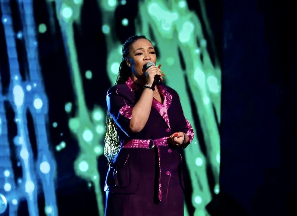 Image de Musique/Radio. En cette fête des mères 2024, la célèbre chanteuse ivoirienne Josey, connue sous le nom de « Diva de la musique ivoirienne » à Abidjan, a touché le cœur de ses fans avec une nouvelle composition intitulée « Petit Enjaillement pour Maman ». À travers ce chant spécialement dédié à toutes les mères qu’elle appelle affectueusement « les Amazones », Josey s’éloigne de son registre habituel pour offrir une ballade de Zouk Love. Ce morceau, empreint de douceur et de paroles exaltant les valeurs maternelles, est rapidement devenu viral sur les réseaux sociaux, amplifiant encore une fois l’impact de Josey dans les combats pour le bien-être des femmes. Une Déclaration d'Amour Musicale Josey, habituellement reconnue pour ses morceaux dynamiques et ses rythmes entraînants, a choisi cette fois-ci le Zouk Love pour célébrer les mères. Cette décision artistique témoigne de son désir de capturer et de transmettre des émotions profondes. Le Zouk Love, avec ses mélodies langoureuses et ses paroles tendres, offre un cadre parfait pour honorer l’amour inconditionnel des mères. Dans « Petit Enjaillement pour Maman », les mots de Josey résonnent comme une ode à la résilience, à la patience et à l’amour maternel, des valeurs qu’elle tient à célébrer et à partager. Loin des lumières de la scène et des spectacles grandioses, Josey a choisi l’intimité d’un studio d’enregistrement pour cette performance. La vidéo, partagée sur les réseaux sociaux, la montre entourée de ses enfants et de son collaborateur Yannick le Seri, ajoutant une dimension personnelle et authentique à son message. Les images de Josey, jonglant entre ses rôles de mère et de chanteuse, ont touché de nombreux spectateurs, renforçant son image de femme engagée et proche de ses fans. Josey n’est pas à son premier coup d’essai en matière de chansons engagées. Déjà, à l’occasion de la Journée internationale des droits des femmes, elle avait marqué les esprits avec son titre « SOS », un véritable cri du cœur pour la cause féminine. À travers ses chansons, Josey s’affirme de plus en plus comme une voix puissante et influente dans la lutte pour le bien-être et les droits des femmes. « Petit Enjaillement pour Maman » s’inscrit dans cette lignée, célébrant les mères tout en mettant en lumière leur rôle crucial dans la société. La vidéo de Josey chantant en studio a rapidement fait le tour des réseaux sociaux, suscitant des milliers de réactions et de partages. Cette viralité témoigne non seulement de la popularité de l’artiste, mais aussi de la résonance de son message auprès du public. Les internautes ont salué l’initiative de Josey, exprimant leur gratitude pour cette célébration musicale des mères. De nombreux commentaires ont souligné la pertinence et la beauté de sa démarche, renforçant encore sa position d’artiste engagée et influente. Un Hymne à la Maternité En appelant les mères « Amazones », Josey fait référence à des figures mythiques de force et de courage. Ce terme, loin d’être anodin, souligne le respect et l’admiration que l’artiste porte aux mères. Les Amazones, dans la mythologie, sont des femmes guerrières, symboles de bravoure et de détermination. En associant les mères à ces figures légendaires, Josey souligne leur capacité à surmonter les défis et à protéger leurs enfants, souvent au détriment de leur propre bien-être. Les paroles de « Petit Enjaillement pour Maman » sont un mélange habile de tendresse et de reconnaissance. Josey y exprime sa gratitude pour l’amour et les sacrifices des mères, tout en leur rendant hommage pour leur rôle indispensable dans la famille et la société. La mélodie, douce et envoûtante, accompagne parfaitement ce message, créant une ambiance propice à la réflexion et à l’émotion. Cette combinaison de paroles touchantes et de musique apaisante fait de ce chant un véritable hymne à la maternité. Les réactions du public ne se sont pas fait attendre. Les témoignages de mères touchées par cette chanson affluent, certaines exprimant même avoir été émues aux larmes. « Cette chanson est un véritable cadeau pour nous les mères », a commenté une internaute, tandis qu’une autre ajoutait : « Josey a su mettre des mots sur ce que nous ressentons toutes ». Les fans de l’artiste ont également salué son engagement continu pour la cause des femmes, soulignant combien il est important de voir des personnalités publiques utiliser leur influence pour de telles causes. Josey, par son engagement et ses prises de position, devient un modèle de leadership pour beaucoup de femmes, en Côte d’Ivoire et ailleurs. Elle montre qu’il est possible de concilier une carrière artistique réussie avec un engagement social fort. Ses actions inspirent non seulement ses fans, mais aussi de nombreux autres artistes à utiliser leur plateforme pour aborder des questions importantes et sensibiliser le public à des causes justes. L’engagement artistique de Josey souligne l’importance de la culture et de la musique comme outils de changement social. À travers ses chansons, elle parvient à toucher des milliers de personnes, à éveiller les consciences et à inciter à l’action. Son parcours montre que l’art peut être un puissant vecteur de messages positifs et de transformation sociale. En utilisant sa voix pour défendre les droits des femmes et célébrer la maternité, Josey ouvre la voie à d’autres artistes pour qu’ils s’engagent eux aussi dans des causes qui leur tiennent à cœur. Le succès de « Petit Enjaillement pour Maman » et d’autres initiatives similaires montre que le public est réceptif à ce type de messages. Cela augure d’un avenir prometteur où les artistes pourraient jouer un rôle de plus en plus central dans les mouvements sociaux et les luttes pour les droits humains. La musique, en tant que langage universel, a le pouvoir de réunir les gens autour de causes communes, de créer des liens et de favoriser la compréhension et la solidarité. Josey, par son talent et son engagement, continue d’inspirer et de toucher des milliers de personnes. Son « Petit Enjaillement pour Maman » est bien plus qu’une simple chanson ; c’est une déclaration d’amour et de respect envers toutes les mères. Alors que nous célébrons la fête des mères, cette initiative rappelle l’importance de valoriser et de soutenir les mères dans leur rôle indispensable. La question qui se pose désormais est : quelles seront les prochaines actions de Josey pour continuer à défendre les droits des femmes et à promouvoir des messages de justice sociale ?