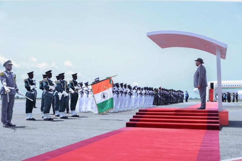 Image de Politique. Le Président de la République de Côte d'Ivoire, Alassane Ouattara, a entamé un voyage diplomatique en France et en Corée, marquant sa participation au premier sommet Corée-Afrique. Ce déplacement, initié à l'invitation de son homologue coréen, Yoon Suk-Yeol, est l'occasion de discuter de coopération bilatérale et de relever des défis mondiaux. Un Sommet pour l'Avenir Le sommet Corée-Afrique, programmé du 3 au 5 juin 2024, s'articule autour du thème ambitieux : « L’avenir que nous construisons ensemble : croissance partagée, durabilité et solidarité ». Ce cadre de dialogue vise à proposer des solutions concrètes aux enjeux mondiaux actuels, incluant le changement climatique, la sécurité alimentaire, la stabilité de la chaîne d'approvisionnement et la sécurité sanitaire. En marge de cet événement d'envergure, le président Alassane Ouattara aura des échanges privilégiés avec son homologue coréen. Ces discussions porteront sur le renforcement des liens entre la Côte d'Ivoire et la Corée, ainsi que sur divers sujets d'intérêt commun, illustrant la volonté des deux pays de consolider leur coopération dans plusieurs domaines. Dialogue avec des Figures d'Influence Outre ses rencontres officielles, le Chef de l'État ivoirien aura l'opportunité d'échanger avec des personnalités de renom. Parmi elles, figure l'ancien Secrétaire Général des Nations unies, Ban Ki-Moon, ainsi que des entrepreneurs et hommes d'affaires sud-coréens. Ces échanges visent à stimuler les partenariats et les investissements entre les deux nations. Le voyage du Président Alassane Ouattara en France et en Corée revêt une importance stratégique dans le contexte des relations internationales. Au-delà des enjeux bilatéraux, sa participation au sommet Corée-Afrique témoigne de l'engagement de la Côte d'Ivoire à contribuer à la construction d'un avenir commun, basé sur la croissance durable et la solidarité.