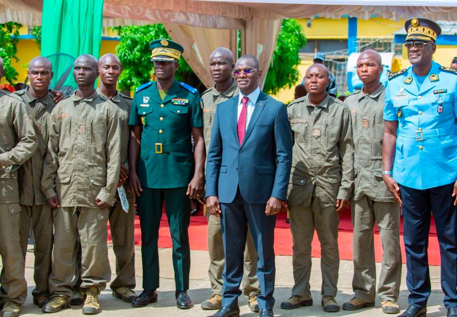 Image de Société. Ce lundi 27 mai 2024 restera gravé dans les annales de la Police nationale de Côte d'Ivoire. Après une rigoureuse période de formation de 3 mois, marquée par le déploiement de compétences et le renforcement des valeurs républicaines, 4196 recrues de la promotion 2023-2025 ont été officiellement présentées au drapeau. Parmi elles, 19 ressortissants congolais ont intégré les rangs de cette institution garante de la sécurité publique. Retour sur cette cérémonie emblématique, sous le regard attentif des plus hautes autorités du pays. Un engagement sous le signe de l'honneur et de l'intégrité Au cœur de l'École de Police d'Abidjan, le ministre de l'Intérieur et de la Sécurité, Vagondo Diomandé, a présidé ce rituel militaire, accompagné du chef d'état-major de l'Armée de terre, Chérif Ousmane, et du directeur général de la Police nationale, Youssouf Kouyaté. Dans son allocution, le ministre a souligné l'importance du devoir qui incombe désormais à ces nouvelles recrues : "Partout et en tout acte, ces jeunes Ivoiriens et ces jeunes Congolais auront le devoir de porter le drapeau avec honneur, dignité et intégrité". Félicitant les jeunes diplômés pour leur succès à l'étape cruciale de la Formation Commune de Base (FCB), le ministre de la Sécurité a également prodigué des conseils avisés pour leur parcours à venir. Il les a exhortés à faire preuve de "discipline, de droiture et d'excellence" tout au long de leur formation, soulignant ainsi l'importance de ces valeurs dans l'exercice quotidien de leurs fonctions. Cette promotion incarne ainsi la relève d'une institution dévouée à la protection des citoyens et à la préservation de l'ordre public. La sécurité, un pilier fondamental de la nation Dans un contexte où la sécurité demeure un enjeu primordial, le ministre Vagondo Diomandé a rappelé le rôle essentiel de la Police nationale dans la sauvegarde des intérêts de la nation. Il a également exprimé sa reconnaissance envers le Président Alassane Ouattara, Chef suprême des Armées, pour le soutien continu apporté à l'institution policière. Cet engagement sans faille constitue le socle sur lequel reposent les actions visant à assurer la quiétude et la prospérité de la population ivoirienne. La cérémonie s'est conclue par des démonstrations impressionnantes de compétences opérationnelles, mettant en avant le professionnalisme et le dévouement des forces de l'ordre. En ce jour mémorable, marqué par l'engagement solennel de ces jeunes recrues, la nation tout entière salue leur détermination à servir et protéger. Leur intégrité, leur bravoure et leur sens du devoir constituent les piliers sur lesquels repose l'édifice de la sécurité nationale. À travers leurs actions, ils incarnent l'espoir d'un avenir pacifique et prospère pour la Côte d'Ivoire. Dans quelle mesure cette nouvelle promotion de la Police nationale contribuera-t-elle à renforcer la sécurité et la cohésion sociale en Côte d'Ivoire ?