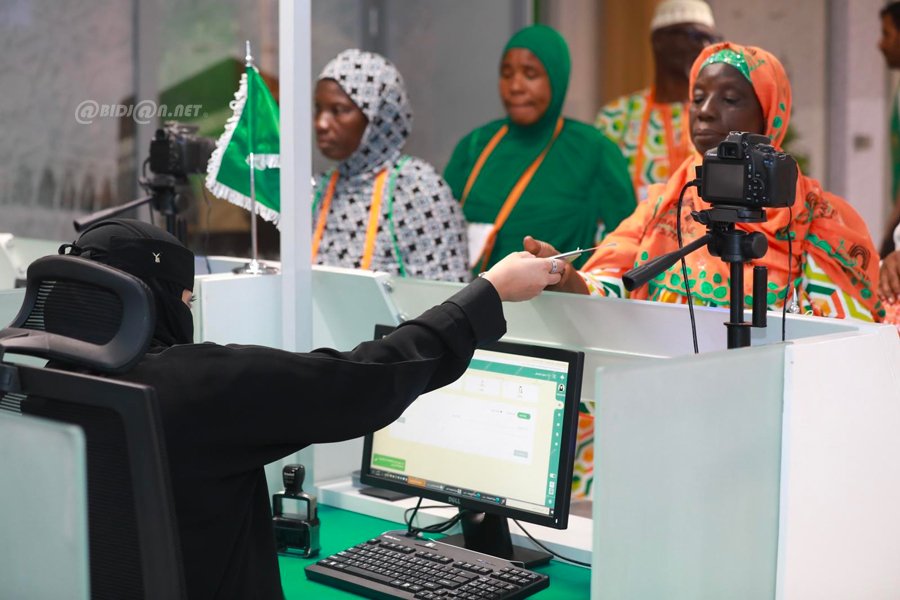 Image de L'islam pour les musulmans. Lundi 27 mai 2024, une étape majeure a été franchie pour les fidèles musulmans ivoiriens alors que le premier vol à destination du Hadj 2024 a pris son envol depuis Abidjan. Avec 430 pèlerins à son bord, cet événement revêt une importance capitale pour la communauté religieuse du pays. Revue détaillée de cette entreprise spirituelle qui transcende les frontières géographiques. Une initiative salutaire Les pèlerins, revêtus des tenues traditionnelles et arborant des badges d'identification, ont suivi le protocole rigoureux de l'initiative "Tariq Makkah", ou "Route de la Mecque". Cette initiative facilite les procédures administratives et douanières dès le départ d'Abidjan jusqu'à leur arrivée en terre sainte. Cette démarche, soigneusement orchestrée, vise à garantir une expérience de pèlerinage fluide et sécurisée pour tous les participants. Le directeur général des cultes, Bamba Messamba, qui préside également le comité de surveillance du Hadj, a souligné que le dernier vol charter est prévu pour le mercredi 5 juin 2024 à 23 heures 50 minutes. Au total, pas moins de 15 vols charters ont été mobilisés pour le Hadj 2024, démontrant ainsi l'ampleur et l'organisation de cette entreprise religieuse d'envergure. Retour planifié Les pèlerins ivoiriens retourneront dans leur pays entre le 24 juin 2024 et le 3 juillet 2024, après avoir accompli les rites du Hadj. Ce retour marquera la fin d'une expérience spirituelle enrichissante, mais également le début d'une période de réflexion et de partage des enseignements acquis lors de ce voyage sacré. Pour l'édition 2024, les autorités saoudiennes ont généreusement octroyé à la Côte d'Ivoire un contingent de 10 000 places, dont 7 000 pour le contingent étatique et 3 000 pour les opérateurs privés. Cette décision témoigne de la relation privilégiée entre les deux pays et de l'importance accordée au Hadj en tant que pilier fondamental de la foi musulmane. Comment ce pèlerinage vers la Mecque contribue-t-il à renforcer les liens spirituels et culturels entre la Côte d'Ivoire et l'Arabie saoudite ?