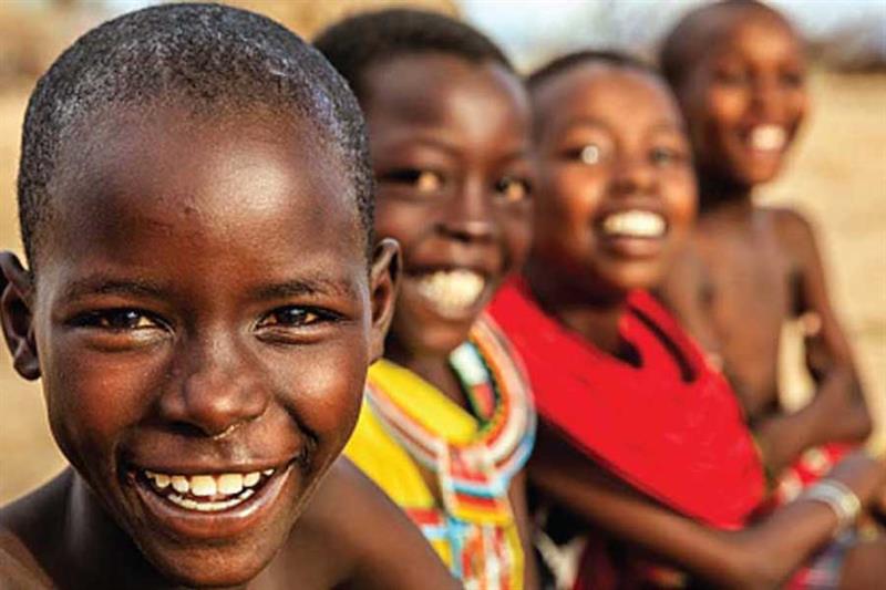 Image de Famille. La parentalité est souvent comparée à un voyage tumultueux, où l'amour et la frustration se mêlent dans une danse complexe. Les enfants, avec leur charme unique, ont le don de tester nos limites et de défier nos demandes. Mais il existe des moyens efficaces de communiquer avec eux sans élever la voix ni perdre son calme. Voici six astuces infaillibles pour vous aider à être entendu dans le calme et la sérénité. Astuce 1 : Clarté et concision Lorsqu'il s'agit de donner des instructions aux enfants, la clarté est essentielle. Évitez les discours longs et embrouillés. Soyez direct et précis dans vos demandes, par exemple : "Range ta chambre ou pas de jeu ce soir." Astuce 2 : Cohérence et fermeté La cohérence est la clé de voûte de toute discipline efficace. Si vous avez dit "non" à une demande, maintenez votre position, même face aux protestations des enfants. Astuce 3 : Gestion des crises Face à une crise de colère, gardez votre calme et demandez à l'enfant de s'exprimer clairement. Montrez l'exemple d'une communication pacifique et respectueuse. Astuce 4 : Rester ferme Il est essentiel de maintenir le cap sur vos règles établies. Ne cédez pas sous la pression, car la constance renforce l'autorité parentale. Astuce 5 : Communication précise Lorsque vous êtes contrarié par le comportement de votre enfant, expliquez-lui clairement ce qui vous dérange, en faisant la distinction entre son comportement et sa personne. Astuce 6 : L'écoute active Ne négligez jamais les appels à l'aide de votre enfant. Même lorsque vous êtes occupé, prenez le temps de lui répondre et de lui accorder votre attention. L'écoute renforce le lien de confiance et favorise une communication ouverte. En suivant ces astuces simples mais puissantes, les moments de tension peuvent devenir des occasions d'apprentissage et de croissance, à la fois pour vous et pour vos enfants. Avec patience, compréhension et fermeté, vous pouvez créer un environnement où vos enfants écoutent avec attention et respect. Dans le voyage de la parentalité, la communication joue un rôle crucial. En utilisant ces stratégies, vous pouvez cultiver une relation solide et respectueuse avec vos enfants, où chacun se sent entendu et valorisé. Alors, êtes-vous prêt à relever le défi et à créer des liens plus forts avec vos enfants ?